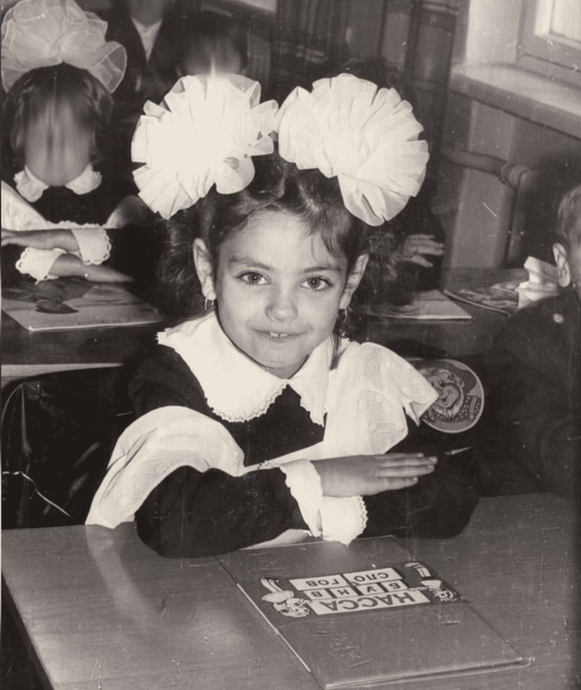 Mila Kunis, dans sa jeunesse, à l'école en Ukraine. | Source : YouTube/@HouzzTV