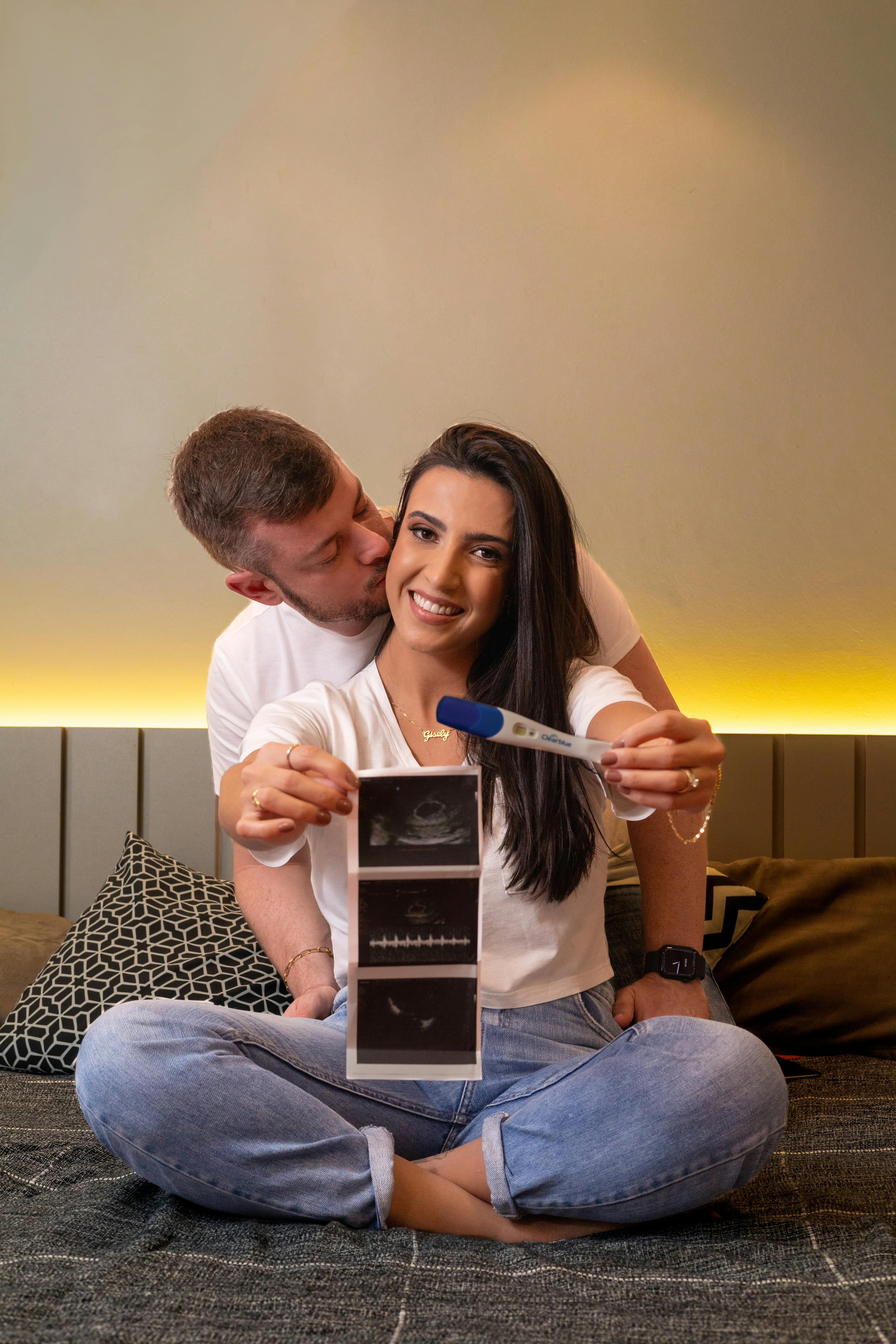 A young pregnant couple | Source: Pexels