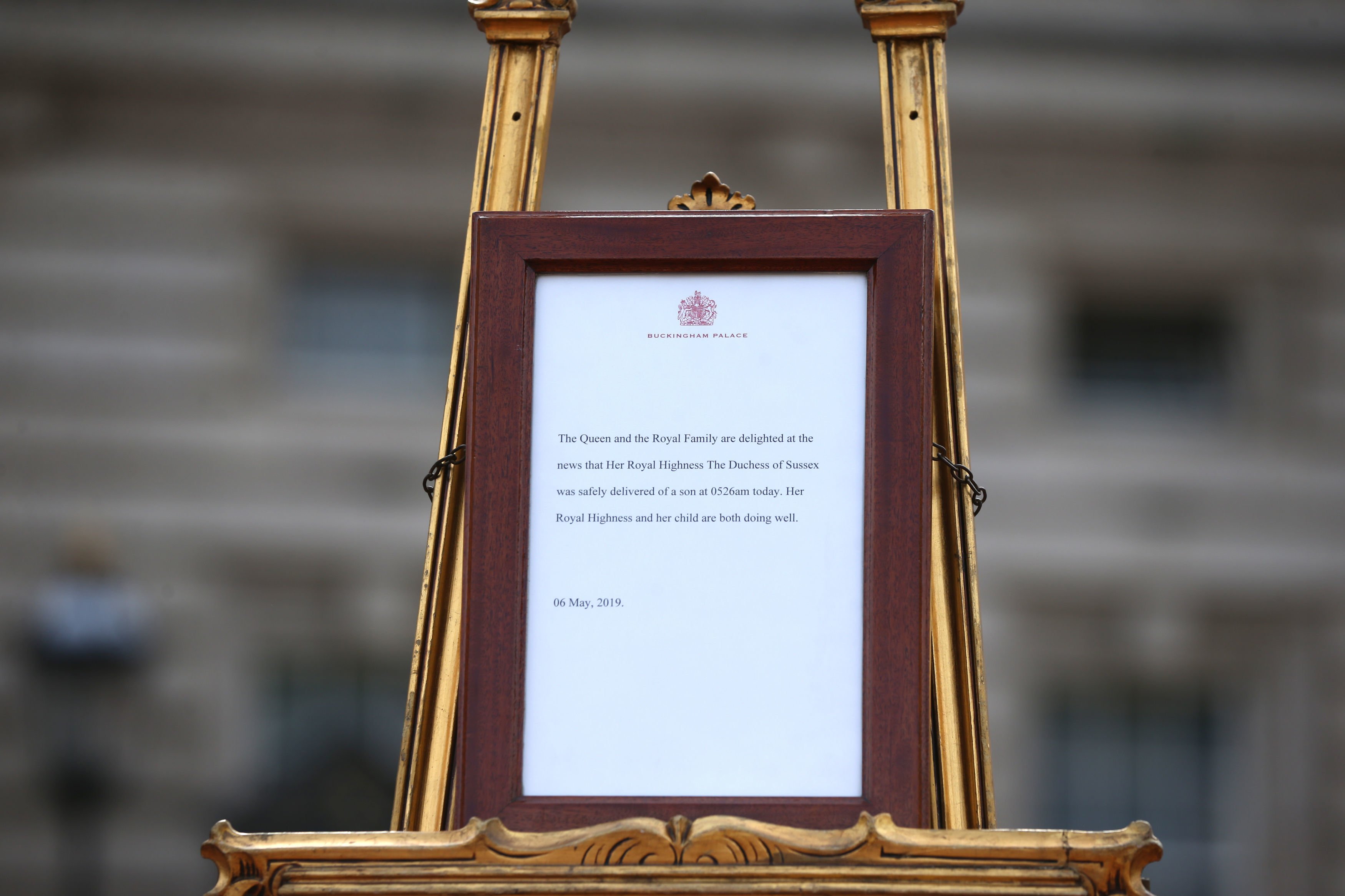 The official notice of the birth of the Duke and Duchess of Sussex's first child outside Buckingham Palace | Photo: Getty Images
