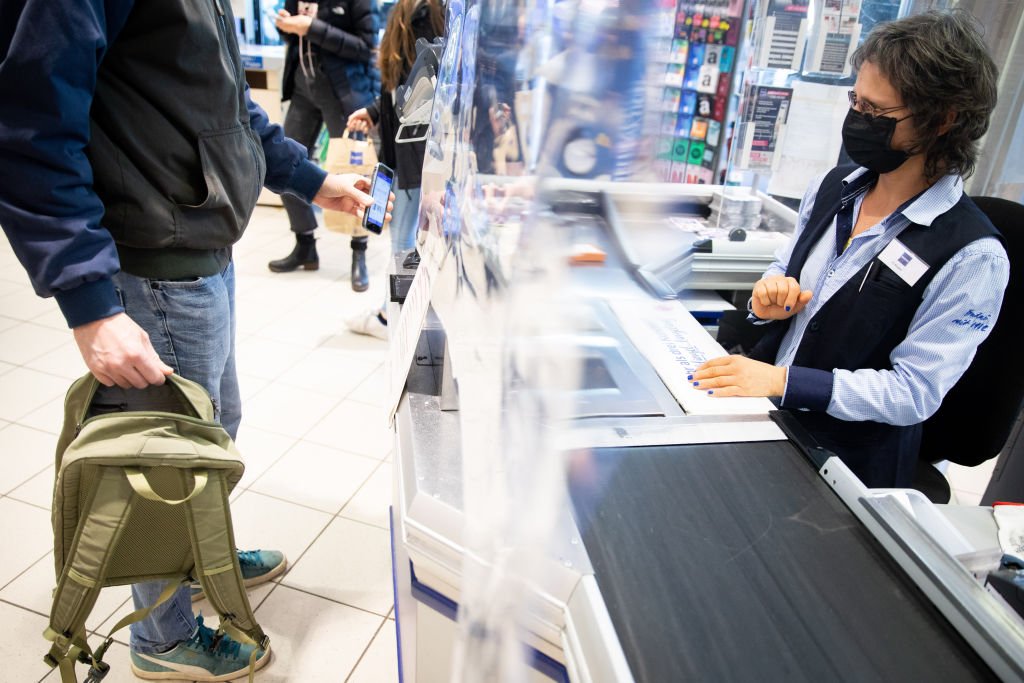 Des mesures de protection pour les caissiers d'un supermarché | Photo : Getty Images. Des mesures de protection pour les caissiers d'un supermarché | Photo : Getty Images.