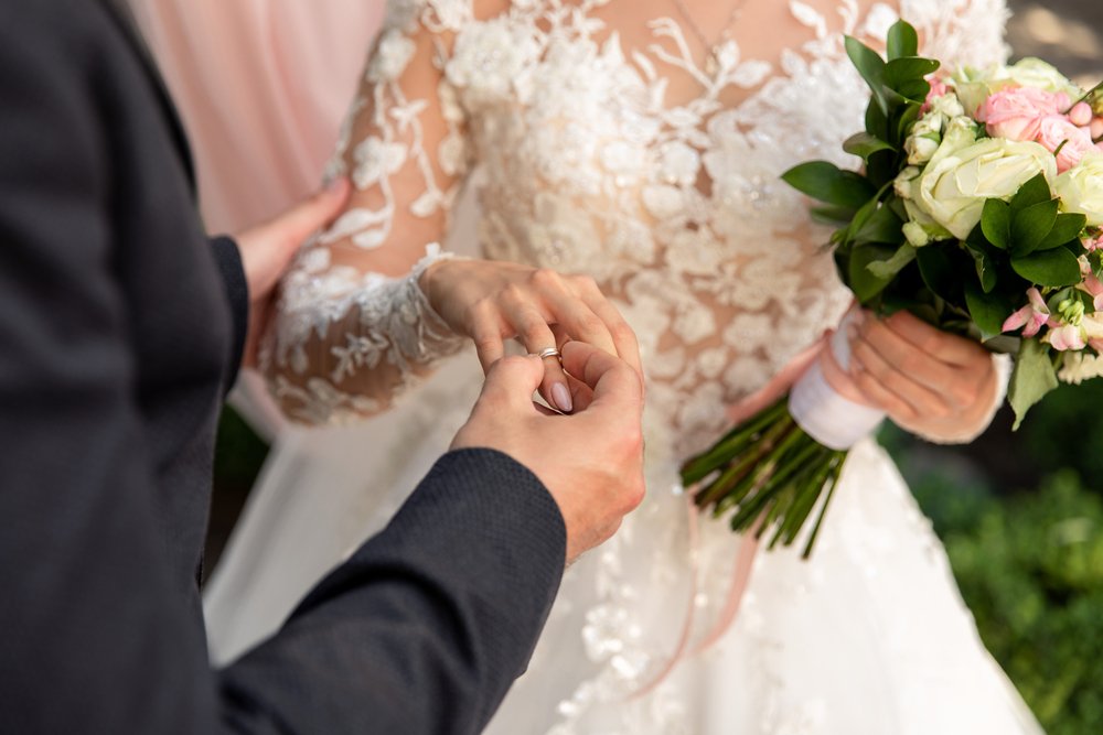 Novio colocando el anillo de bodas a la novia. | Foto: Shutterstock