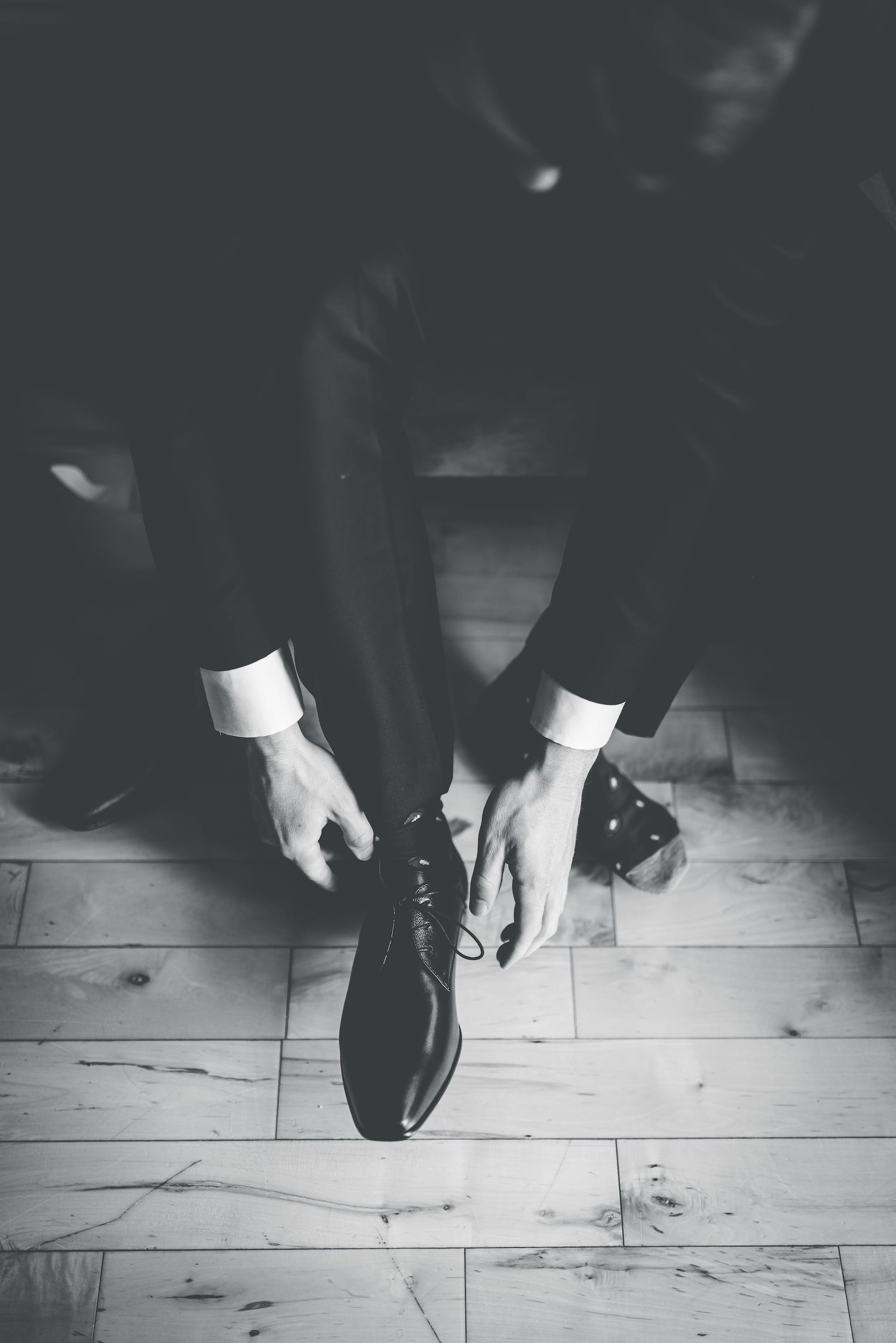 Person putting on shoes | Source: Pexels