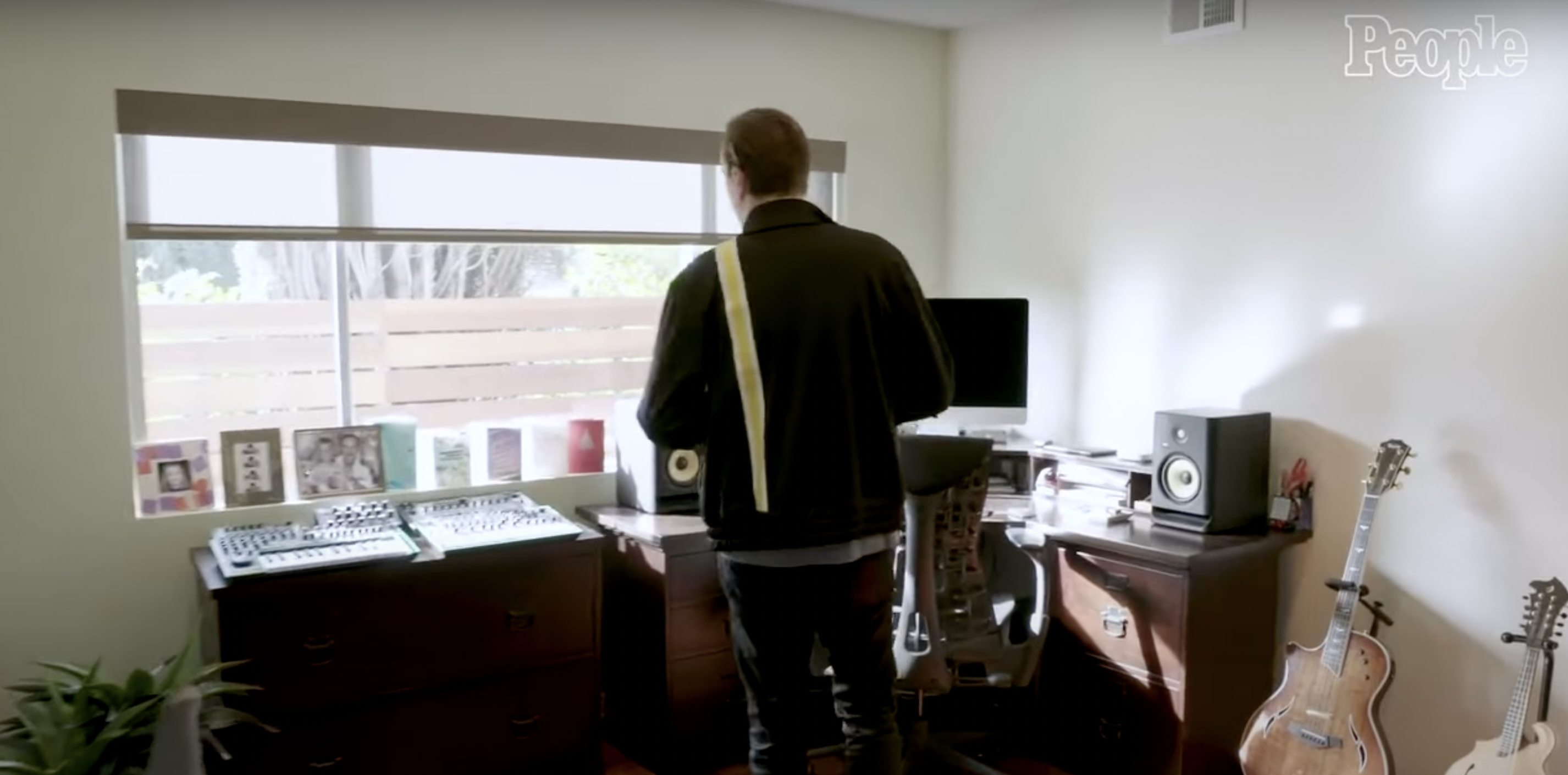 Inside Sean Murray's home from a video dated March 15, 2021. | Source: YouTube/People