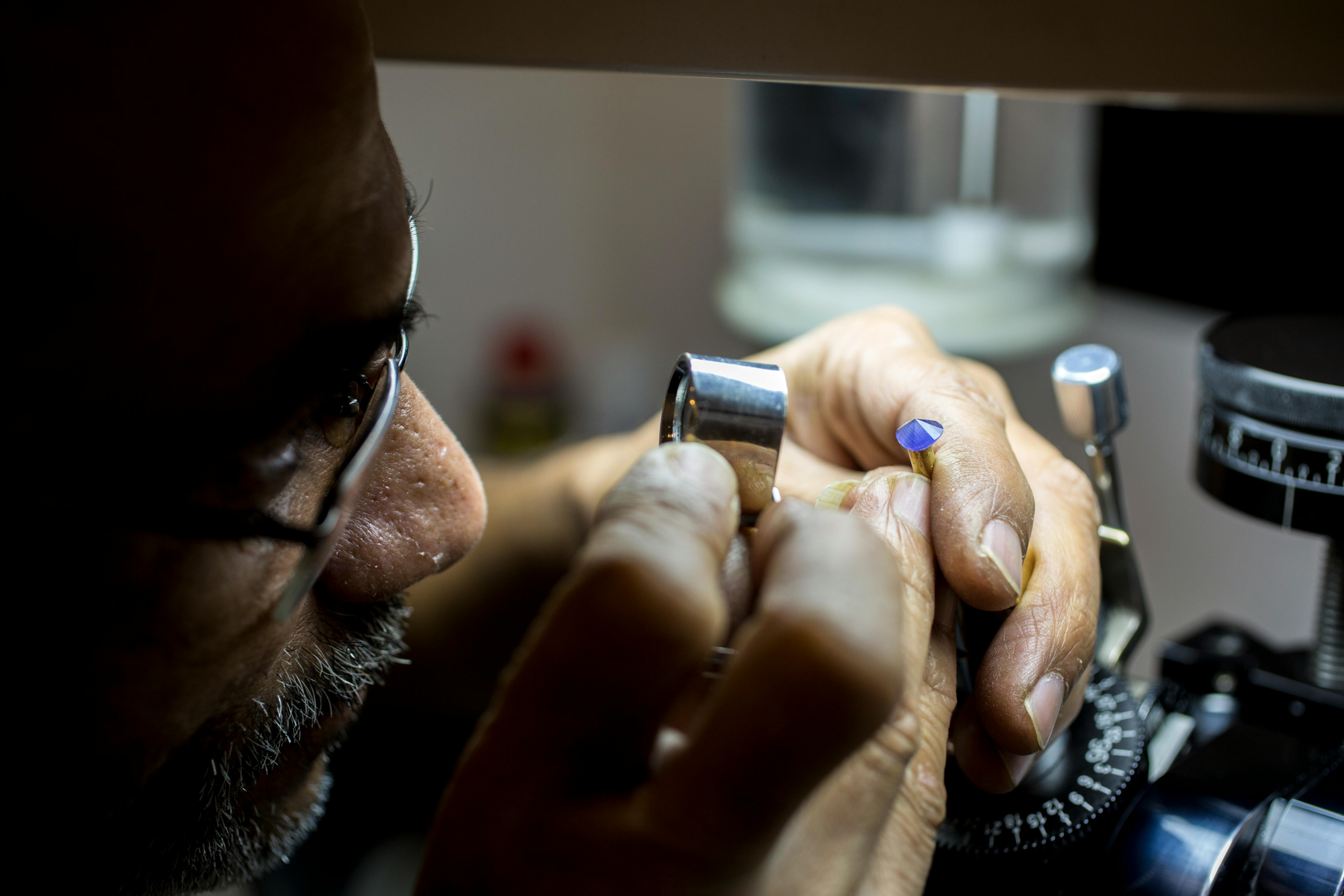 The expert starts examining the jewellery | Source: Pexels