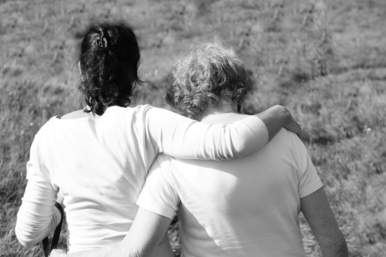 A mother and daughter sitting together. | Source: Pixabay.