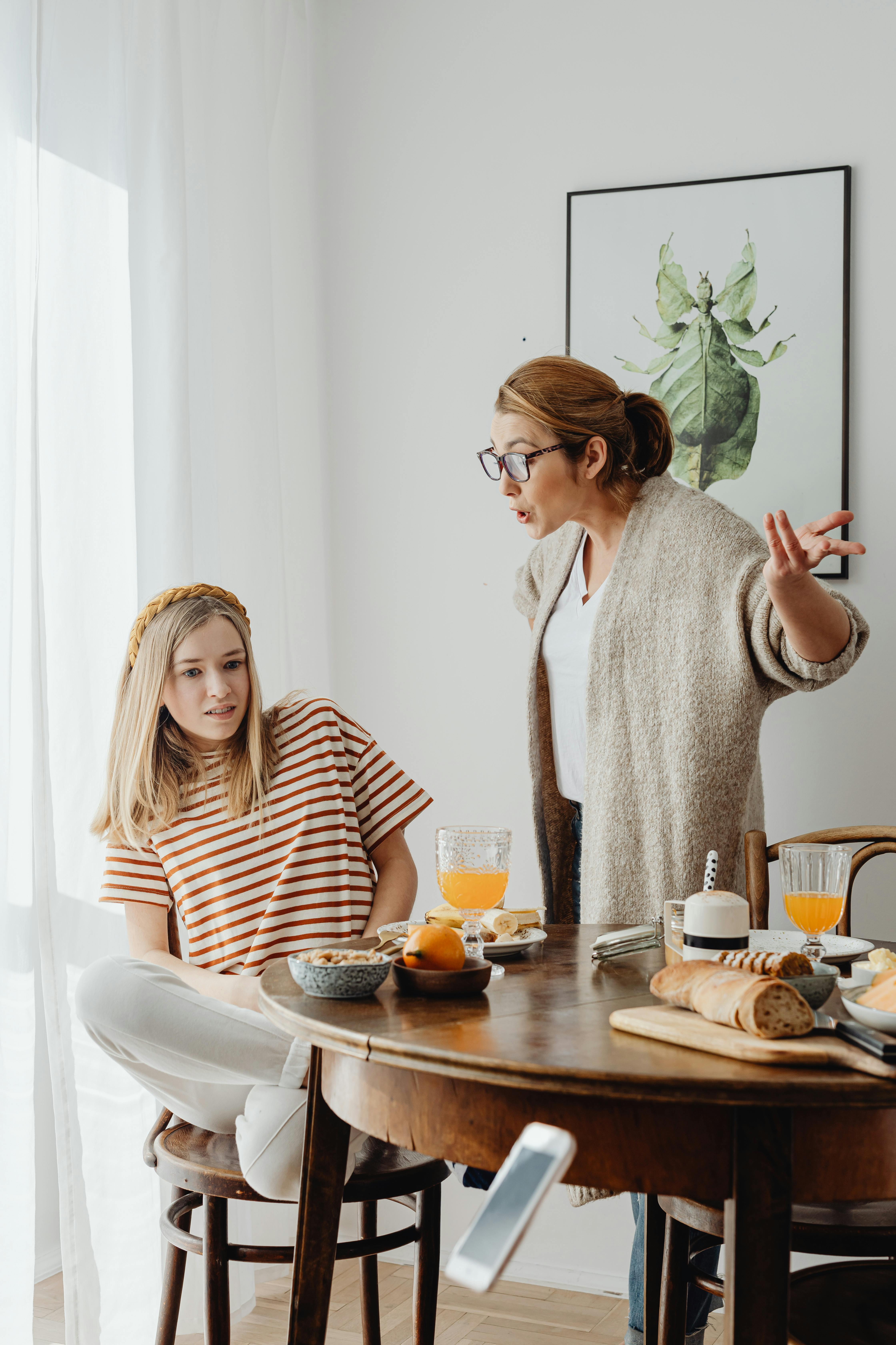 Mother scolding her daughter | Source: Pexels