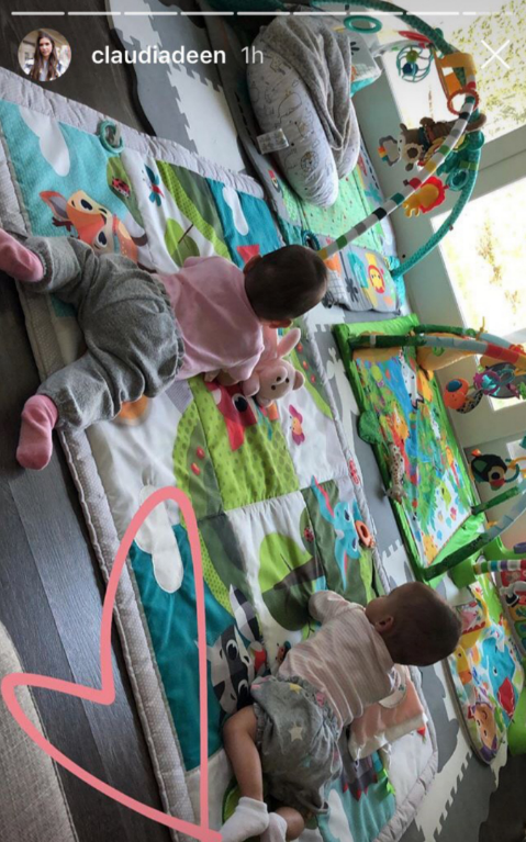 Two of Claudia and Bobby Deen’s triplets enjoy some playtime. | Source: Instagram/ClaudiaDeen