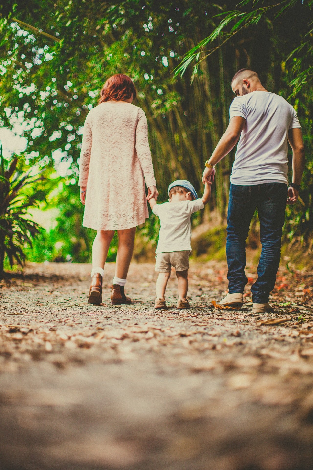 Familia caminando en el parque. | Foto: Pexels