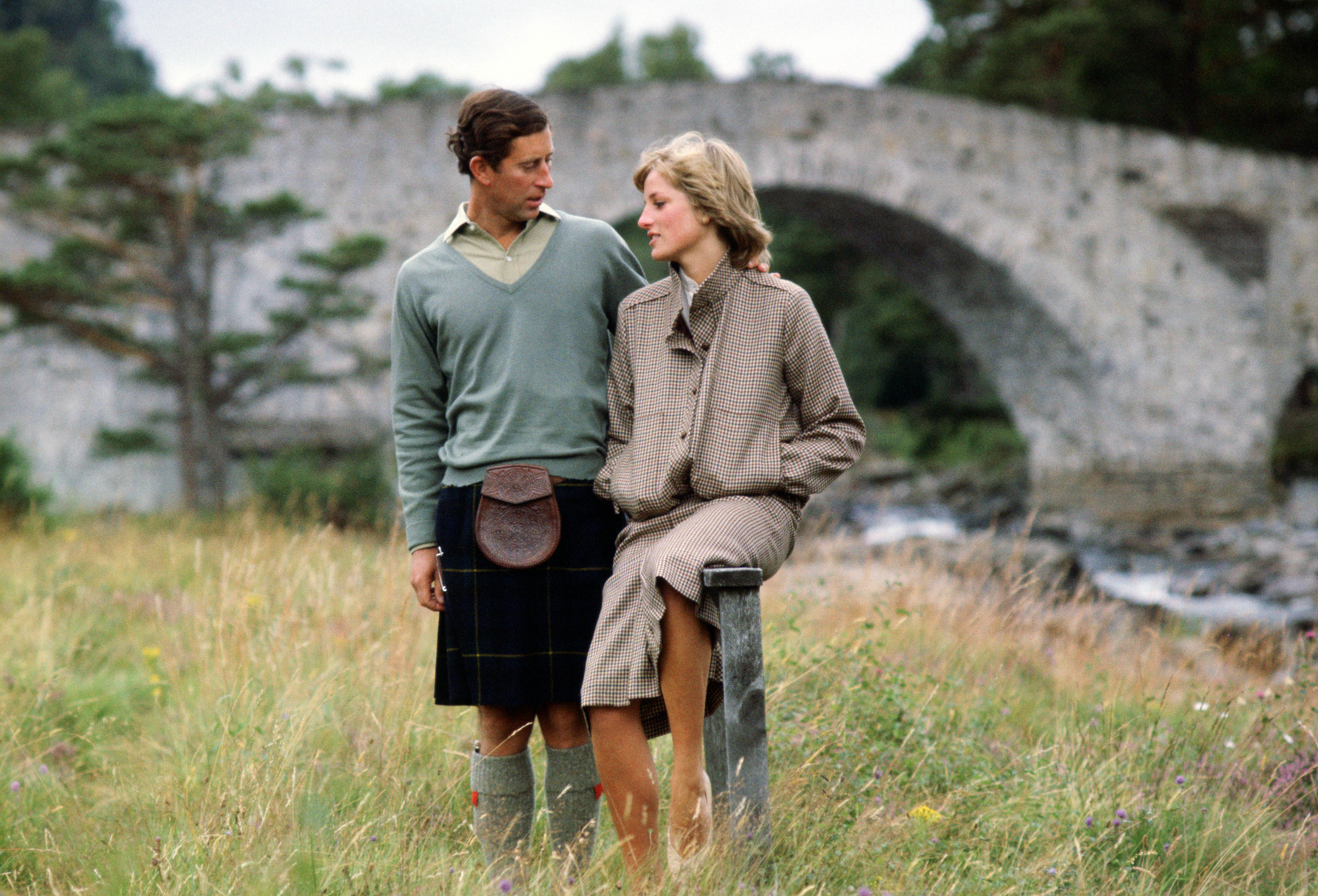 Prinz Charles, Prinz von Wales, mit seinem Arm um seine Frau Prinzessin Diana, Prinzessin von Wales, während ihrer Flitterwochen in Balmoral in Schottland. | Quelle: Getty Images