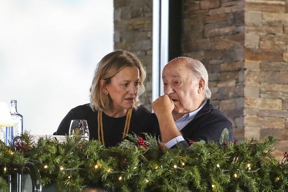 Amancio Ortega y Flora Pérez en el Concurso de Saltos de Caballos CSI Casas Novas el 8 de diciembre de 2018 en A Coruña, España. | Foto: Getty Images