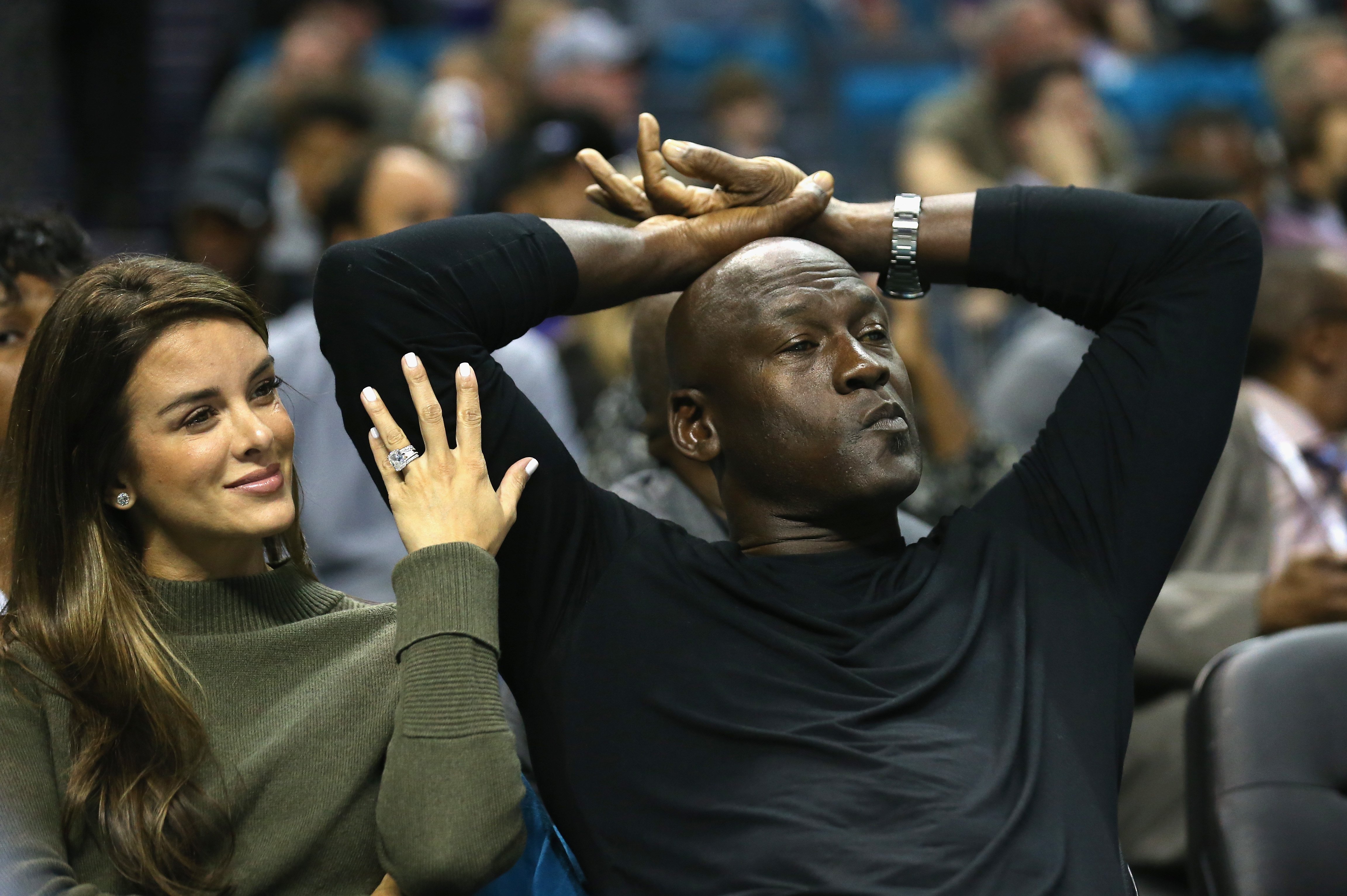 Yvette Prieto y Michael Jordan durante un juego de Charlotte Hornets vs. Atlanta Hawks en el Time Warner Cable Arena el 1 de noviembre de 2015. | Foto: GettyImages