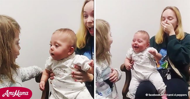 Un bébé de 11 mois entend des sons pour la première fois et sa réaction devient virale.