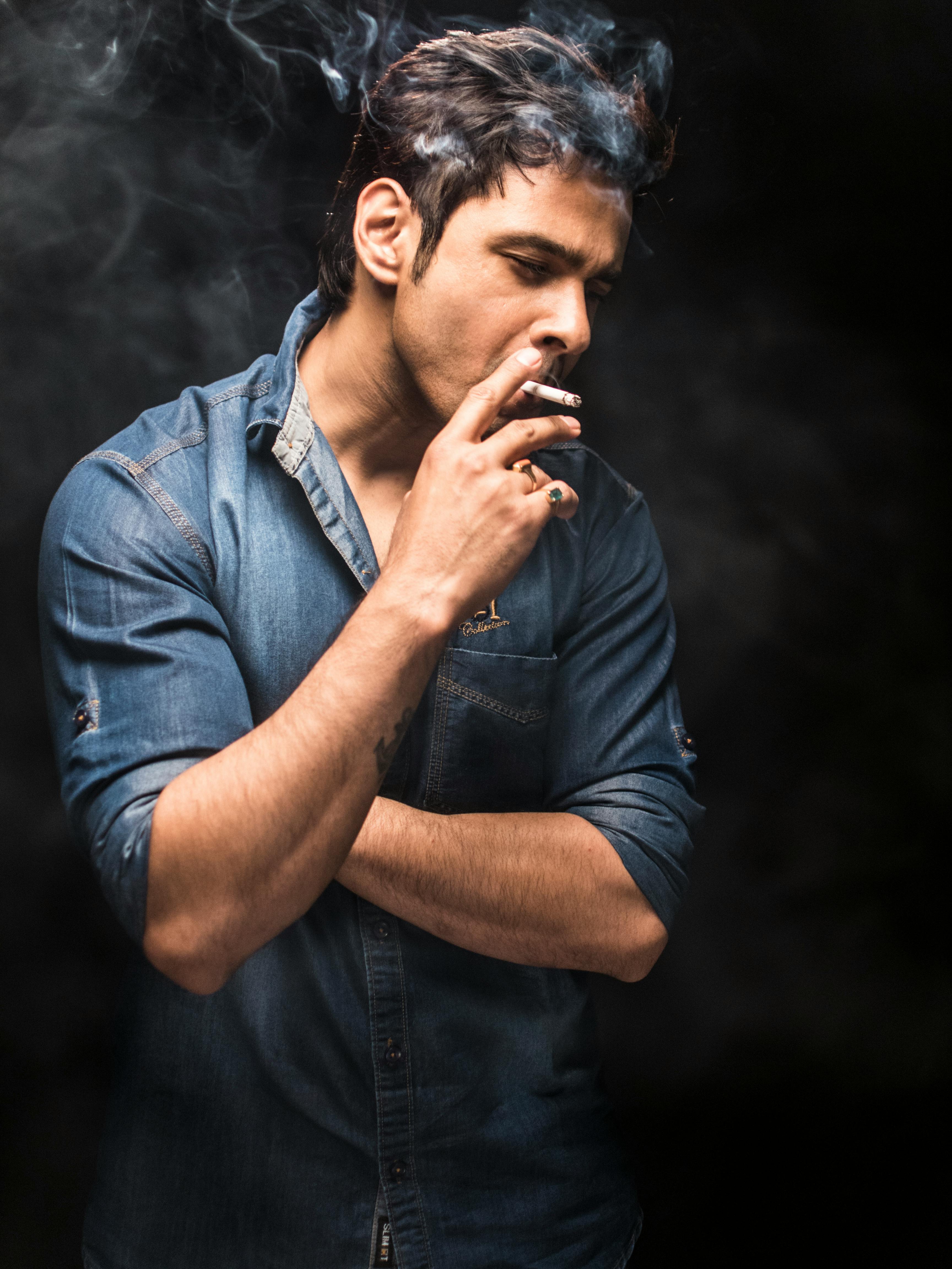 Sad man smokes | Source: Pexels