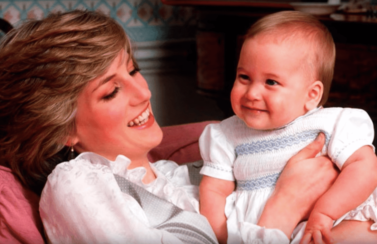 La Princesse Diana tenant le Prince Harry dans ses bras. l Source : YouTube/Charlotte Hollis