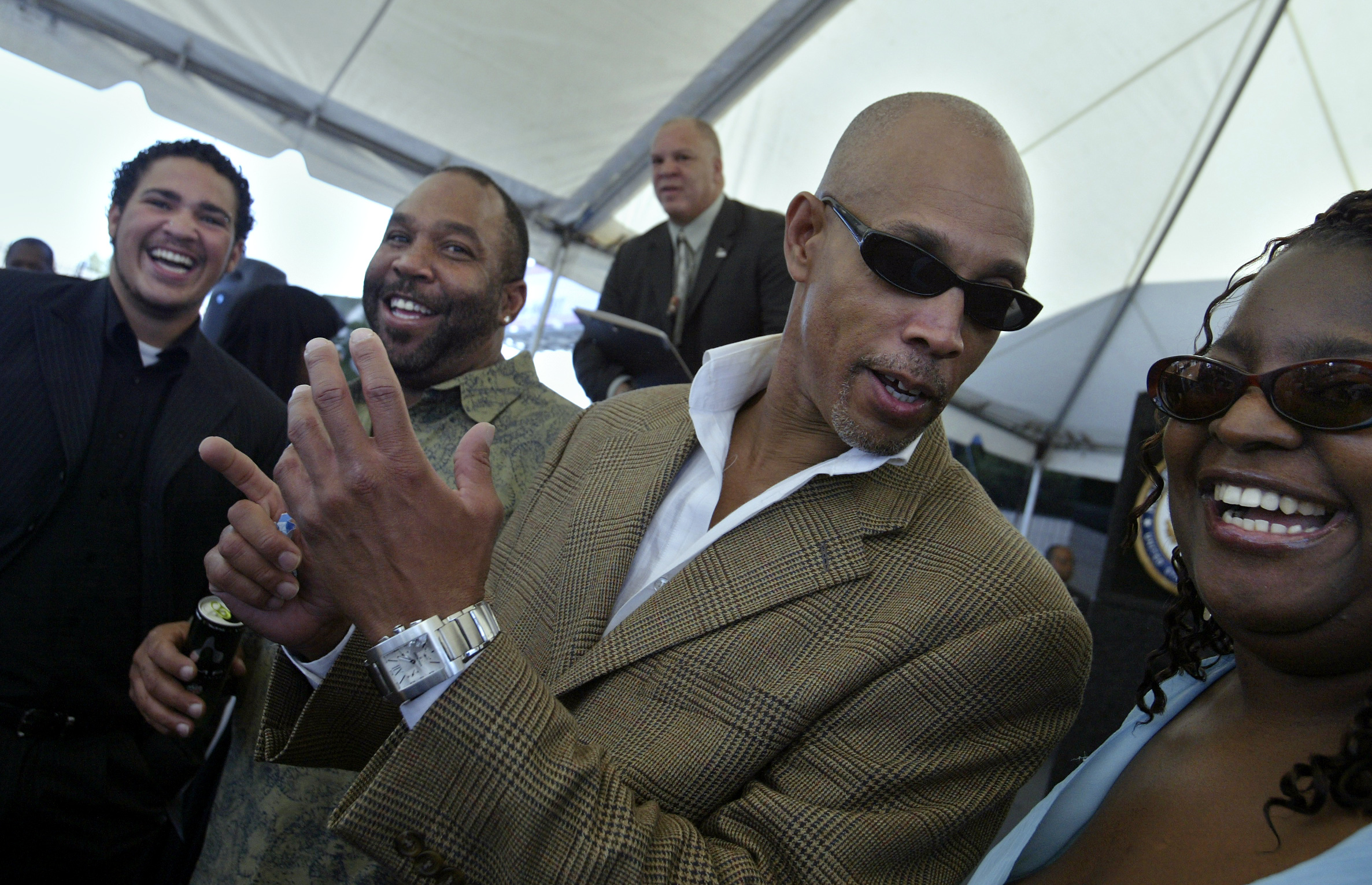 (L-R) Corey Robinson, David Robinson, Rev. Robert Robinson, Ray Robinson Jr., and Raenee Robinson at ceremonies for the official naming of the Ray Charles Post Office at 4960 W. Washington Blvd on August 24, 2005 in Los Angeles | Source: Getty Images