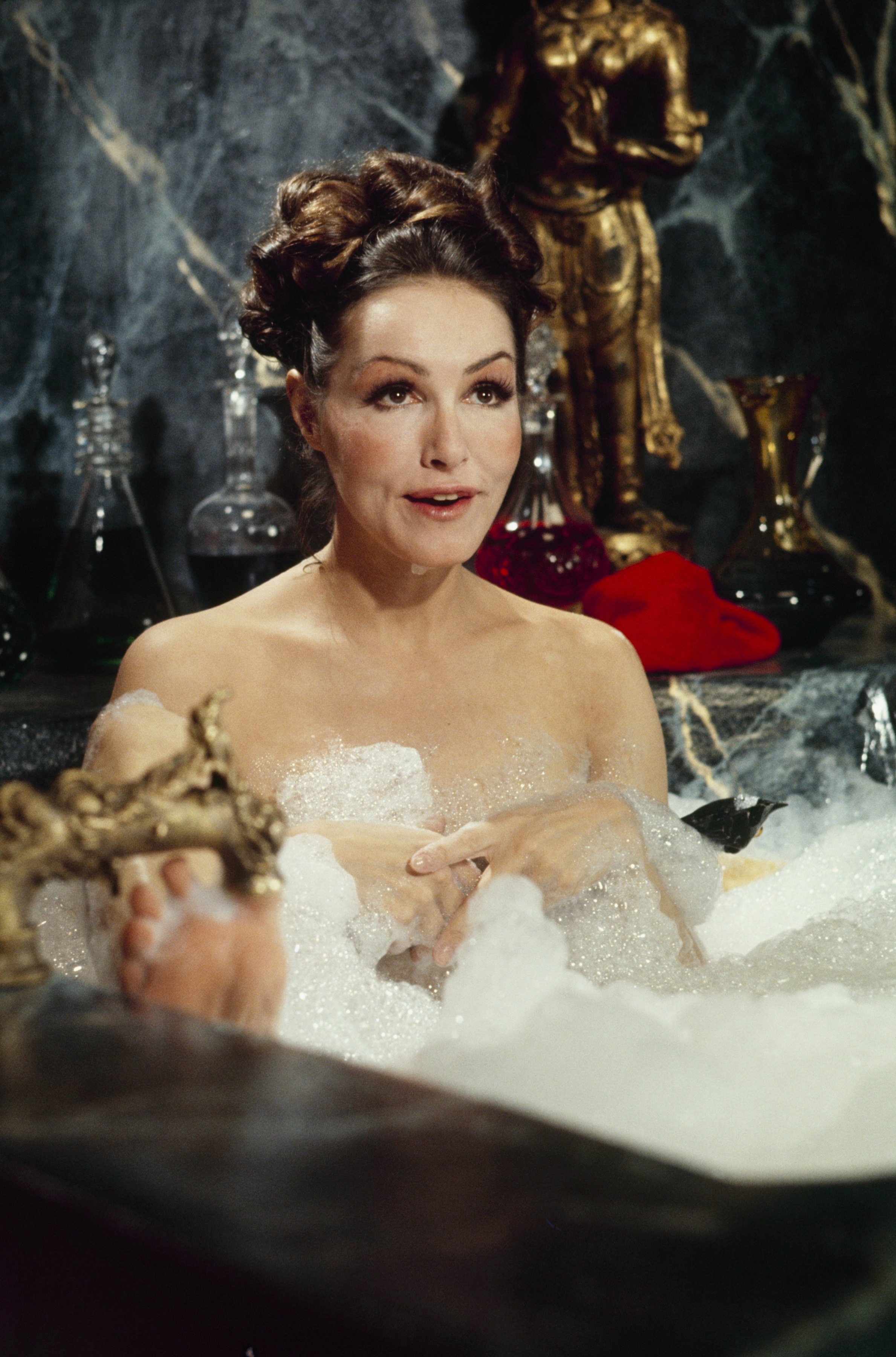 Julie Newmar poses in a bathtub for "Love and the Advice Column/Love and the Bathtub/Love and the Fullback/Love and the Guru/Love and the Physical" aired on January 21, 1972 | Source: Getty Images