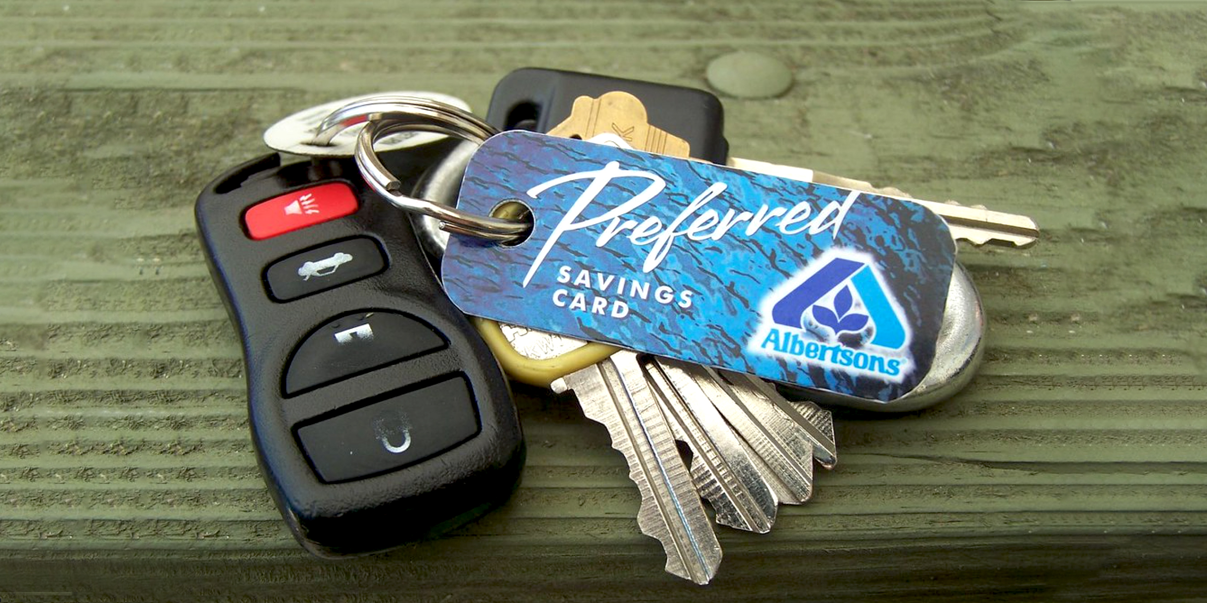 Close-up of car keys on a table | Source: flickr.com/dhavaljani/(CC BY-SA 2.0)