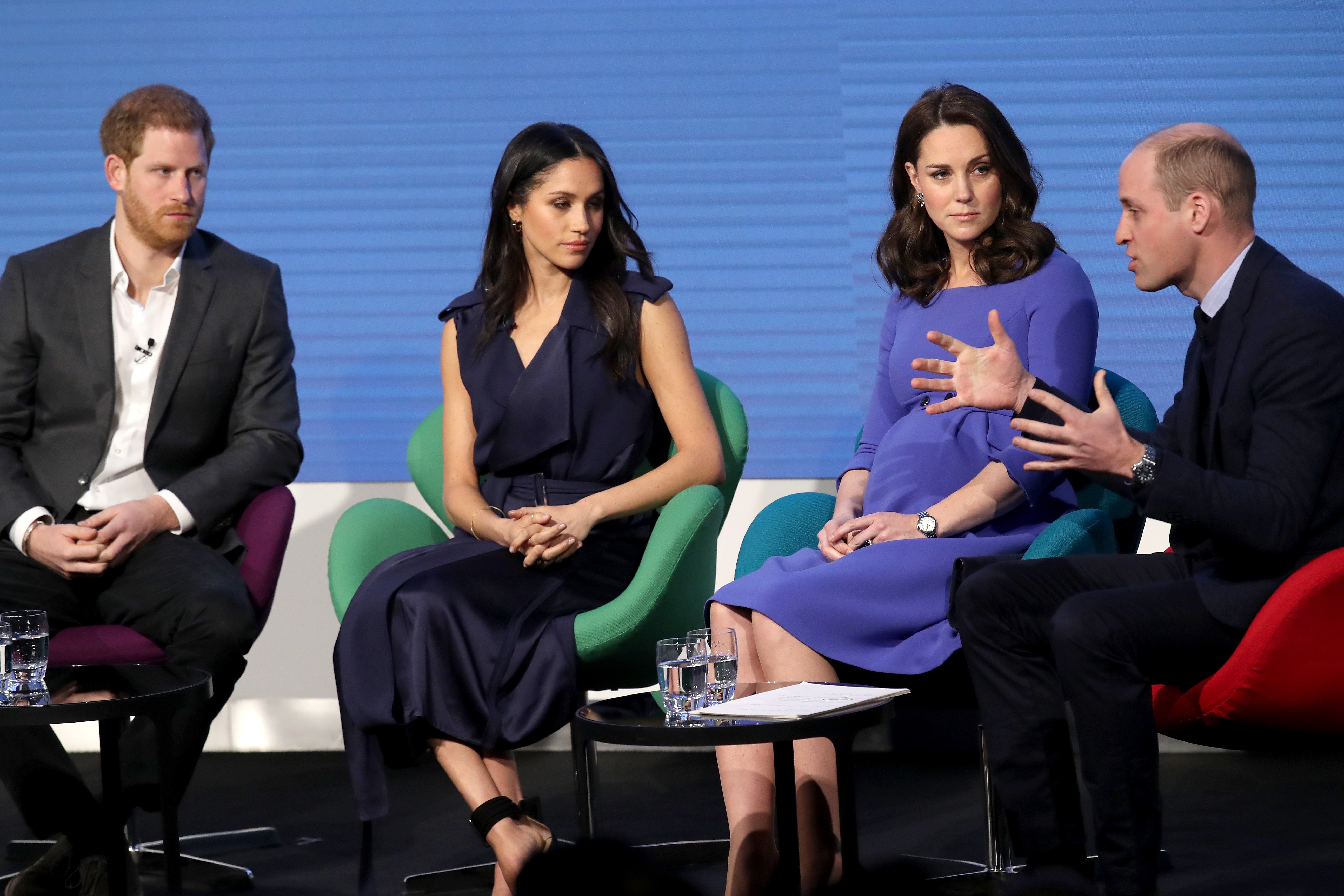 El príncipe Harry, Meghan Markle, Kate Middleton y el príncipe William en el primer Foro anual de la Fundación Real, el 28 de febrero de 2018 en Londres. | Foto: Getty Images