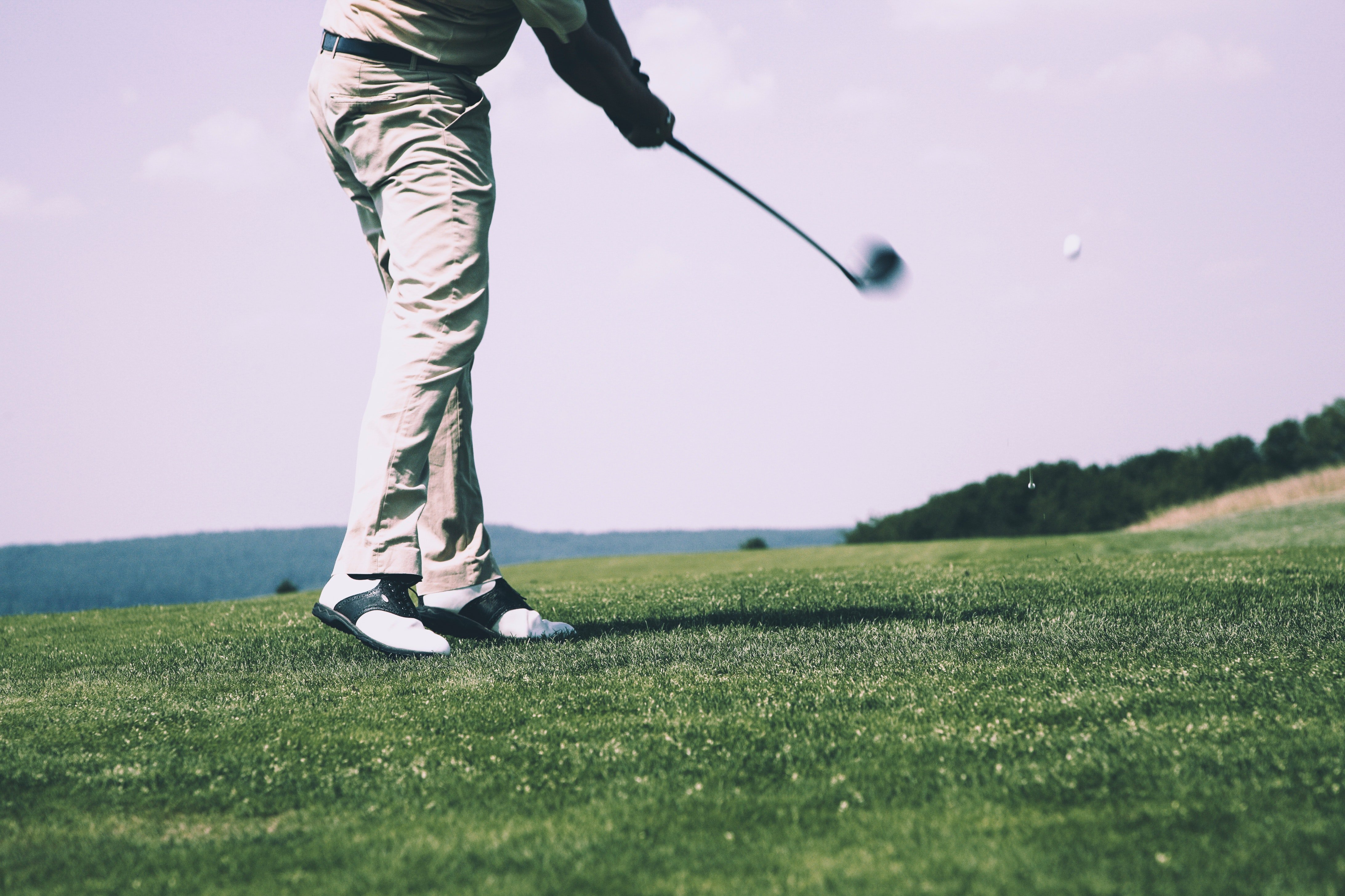 Man playing golf. | Source: Pexels/MarkusSpiske