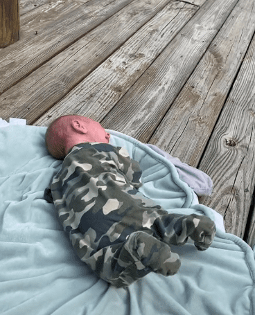She was sitting with her baby on the wooden deck | Source: TikTok/hannaburton