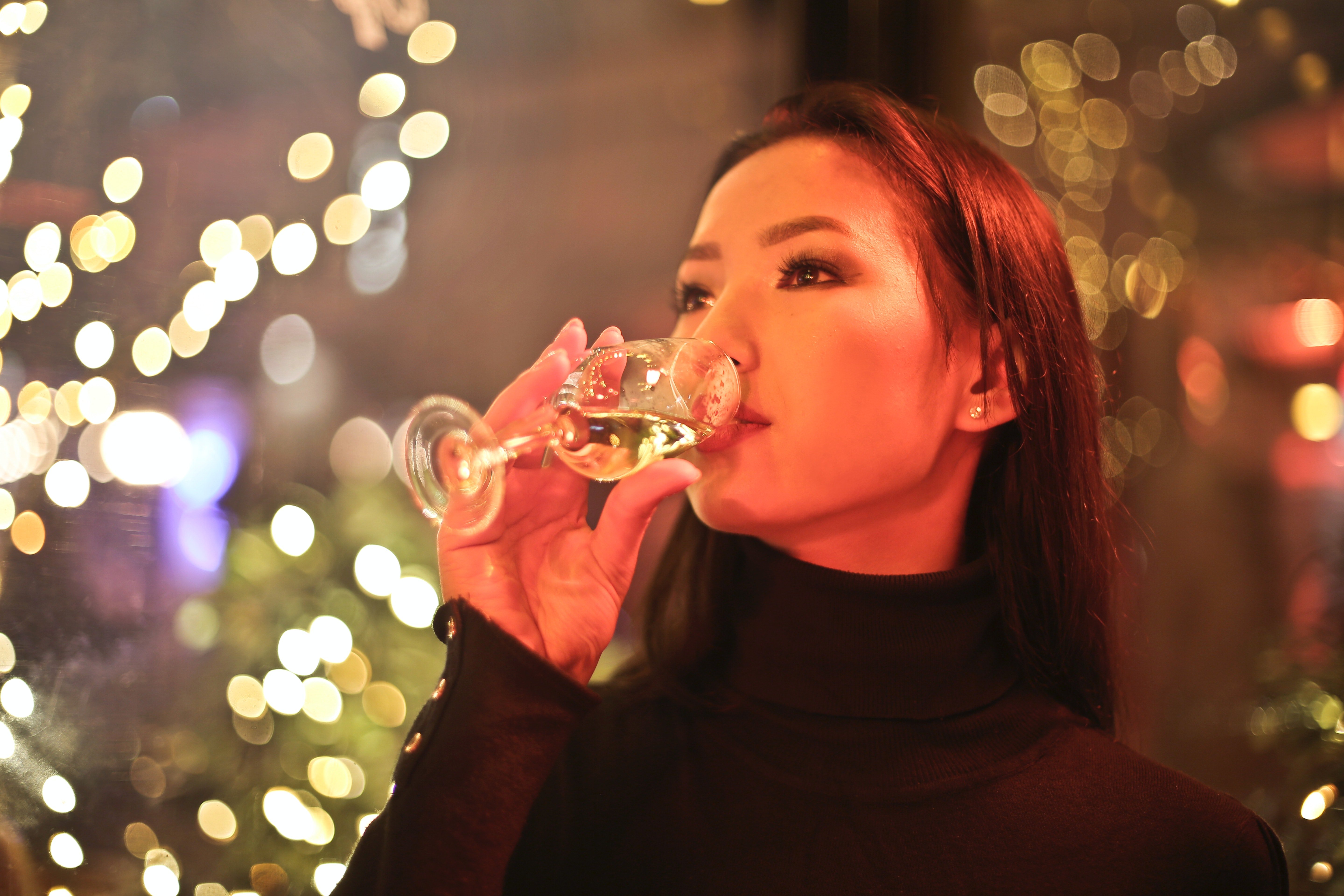 Woman drinking champagne | Photo: Pexels