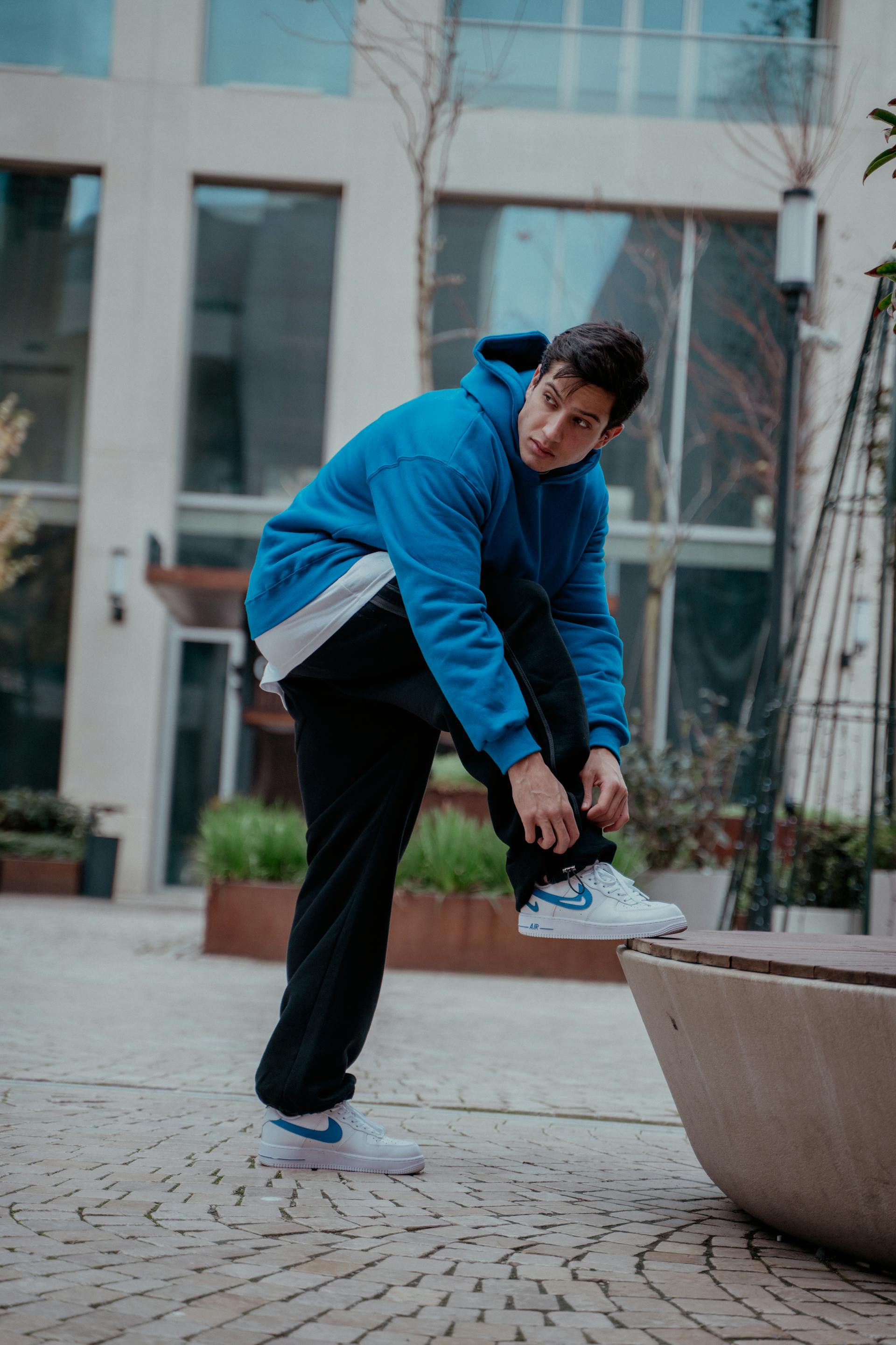 A man tying his shoestrings | Source: Pexels