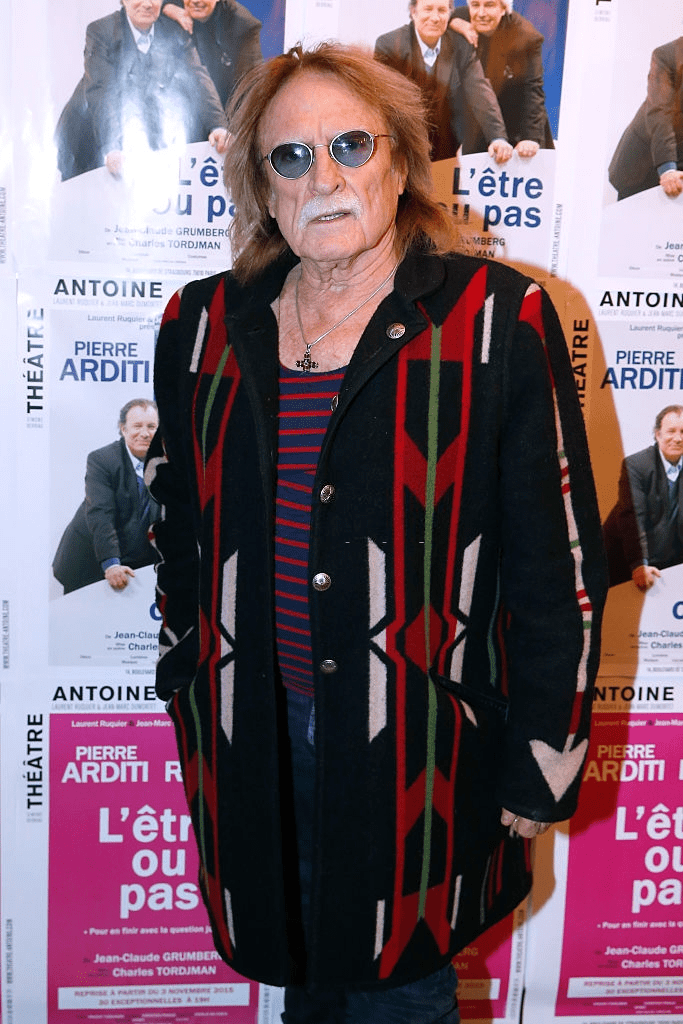 Le chanteur Christophe assiste à "L'Etre ou pas" : Pièce de théâtre au Théâtre Antoine le 21 mars 2016 à Paris, France. | Photo : Getty Images Le chanteur Christophe assiste à "L'Etre ou pas" : Pièce de théâtre au Théâtre Antoine le 21 mars 2016 à Paris, France. | Photo : Getty Images