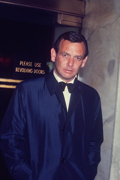 David Janssen in tux and overcoat in New York, circa 1960. | Photo: Getty Images
