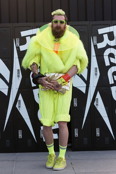 Un invité porte un collier Alexandra Blak devant la piste 1 du Festival de la mode.|Photo : Getty Images