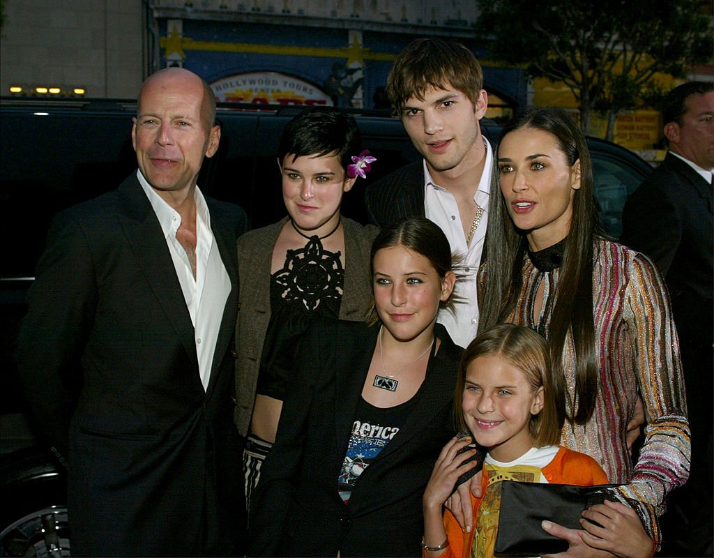 Bruce Willis, Demi Moore, sus hijas Rumer, Scout, Tallulah y Ashton Kutcher fotografiadas en el estreno de la película de Columbia Pictures "Los ángeles de Charlie 2: Full Throttle", 2003. | Foto: Getty Images