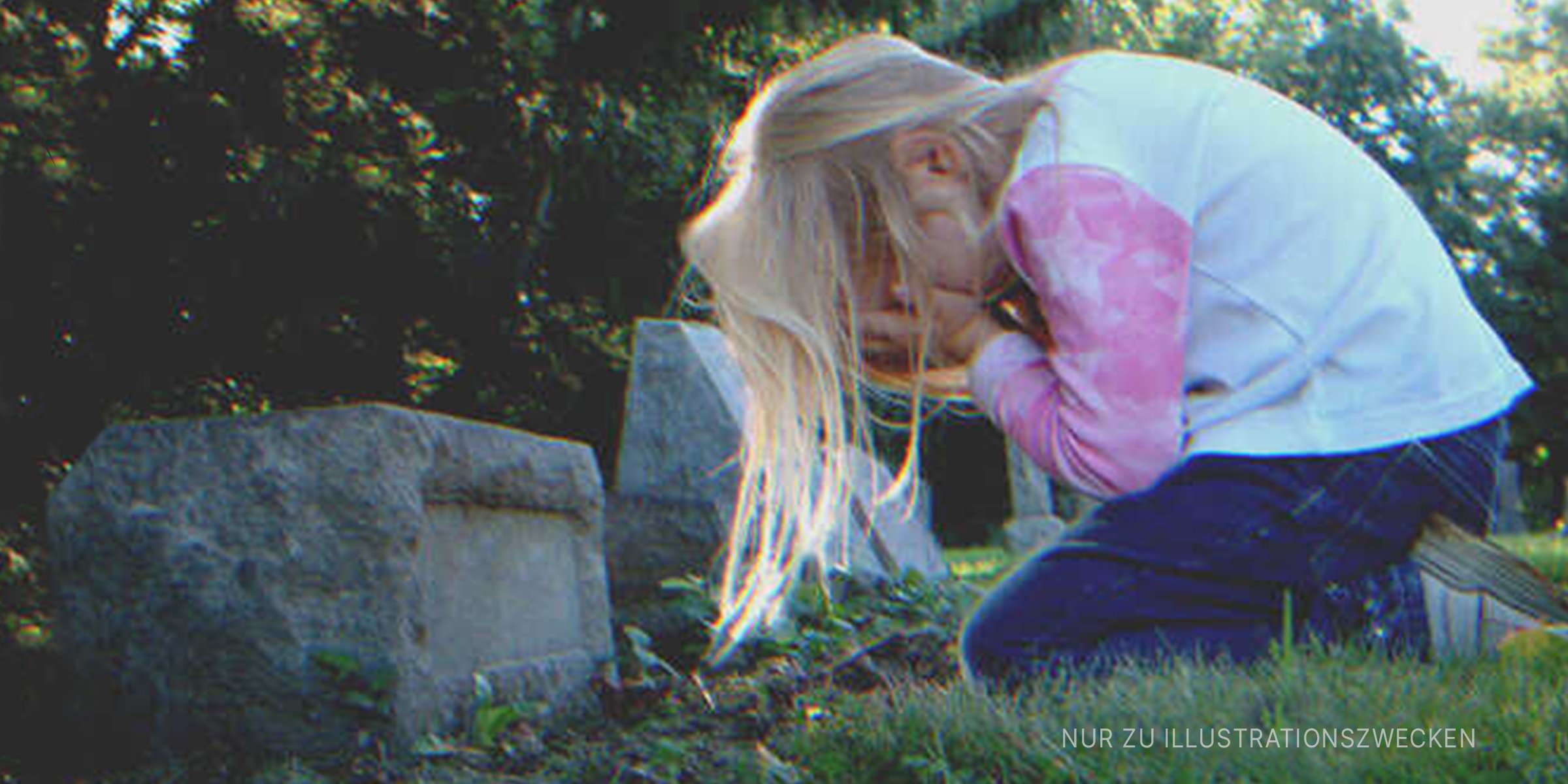Ein trauriges Mädchen auf einem Grab | Quelle: Getty Images