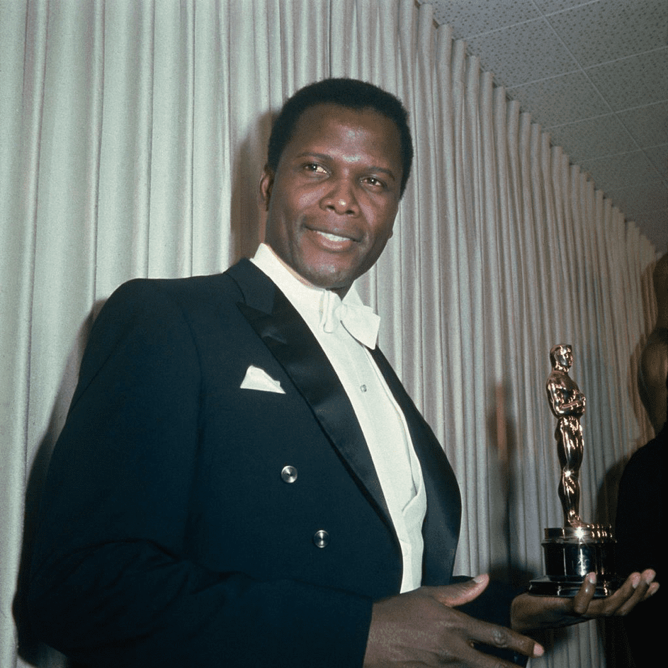 Sidney Poitier hält seinen Academy Award, circa 1960er. | Quelle: Getty Images