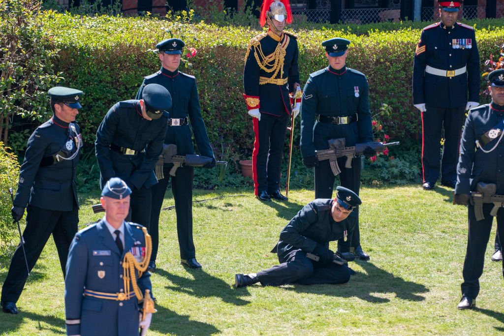 Un soldat à terre durant la cérémonie des funérailles du prince Philip. | Photo : Getty Images