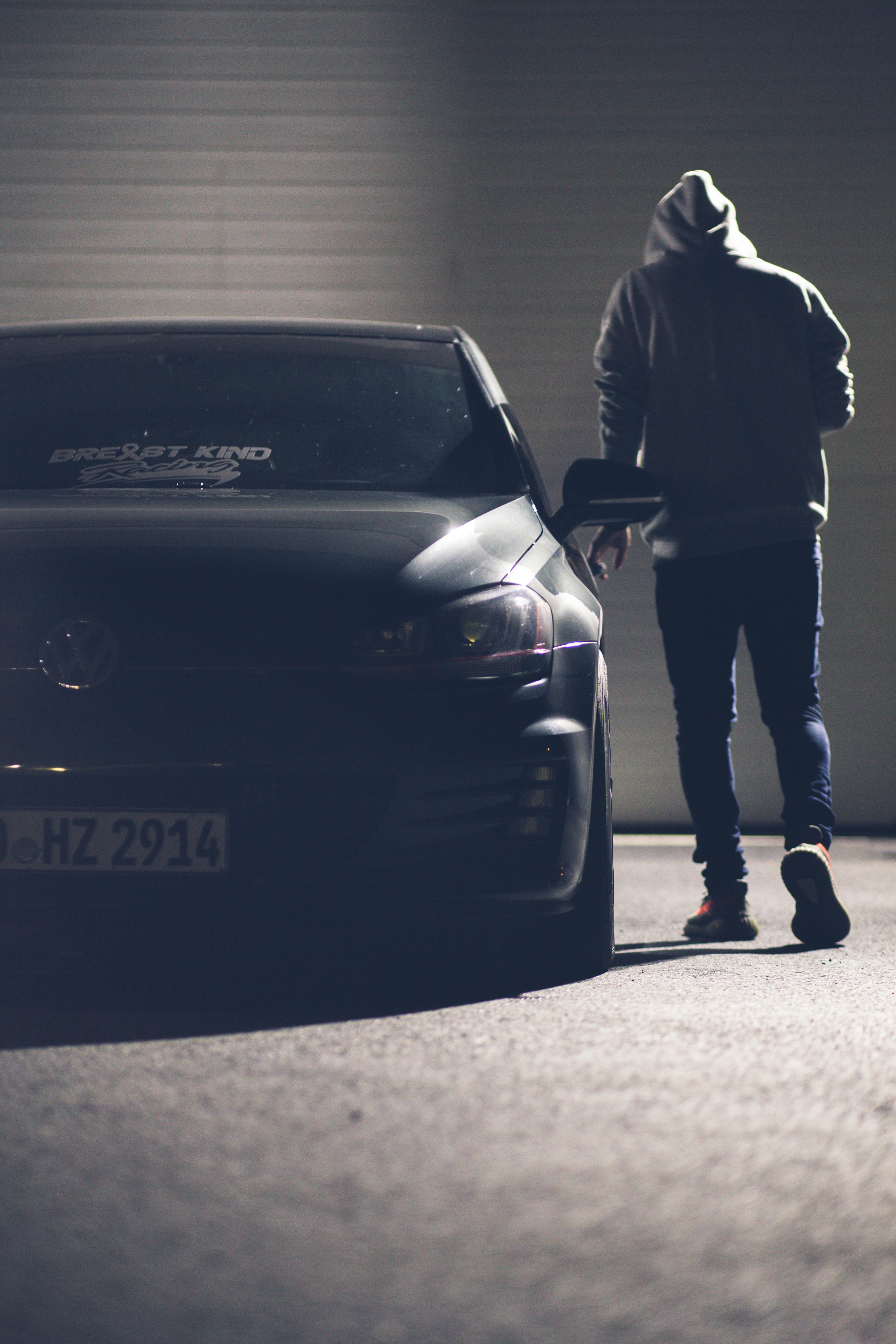 A man walking to a car | Source: Pexels