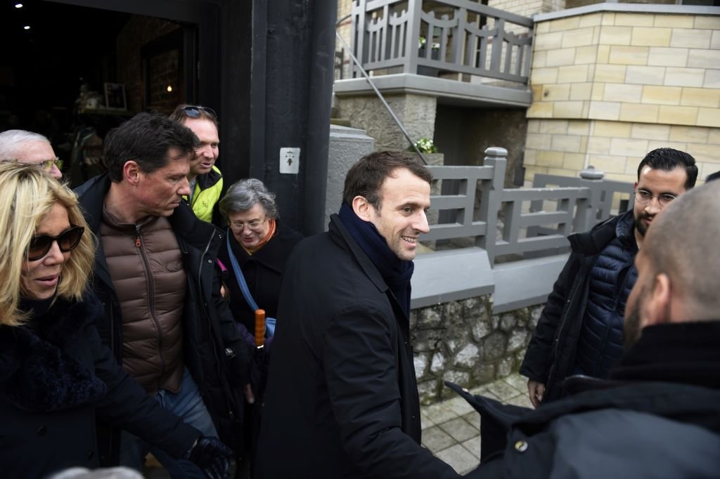 Emmanuel Macron et sa femme Brigitte arrivent dans leur villa après avoir déjeuné, le 1er avril 2018 au Touquet, où le couple passe le week-end de Pâques. І Source : Getty Images