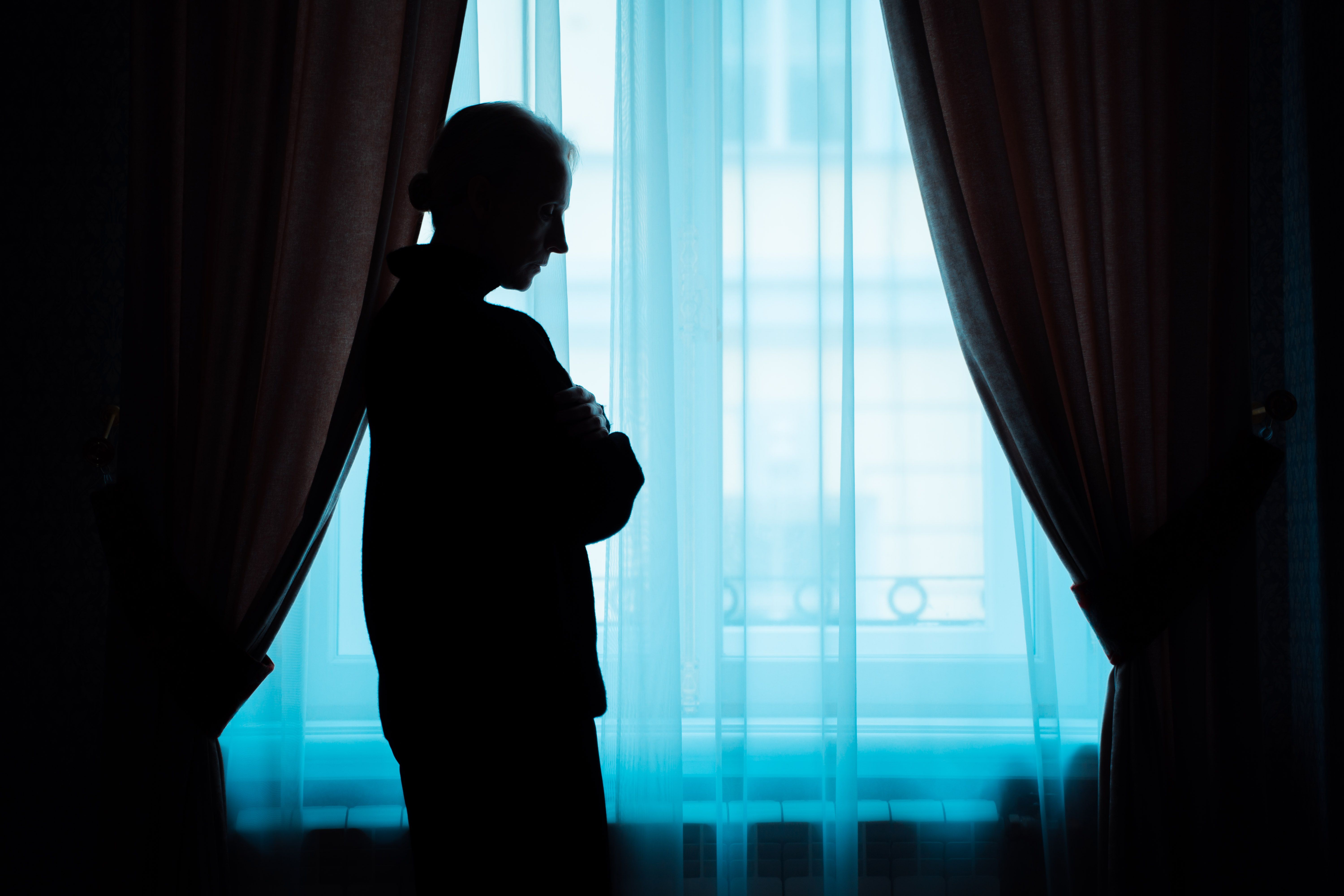 Lonely woman standing by the window | Source: Pexels