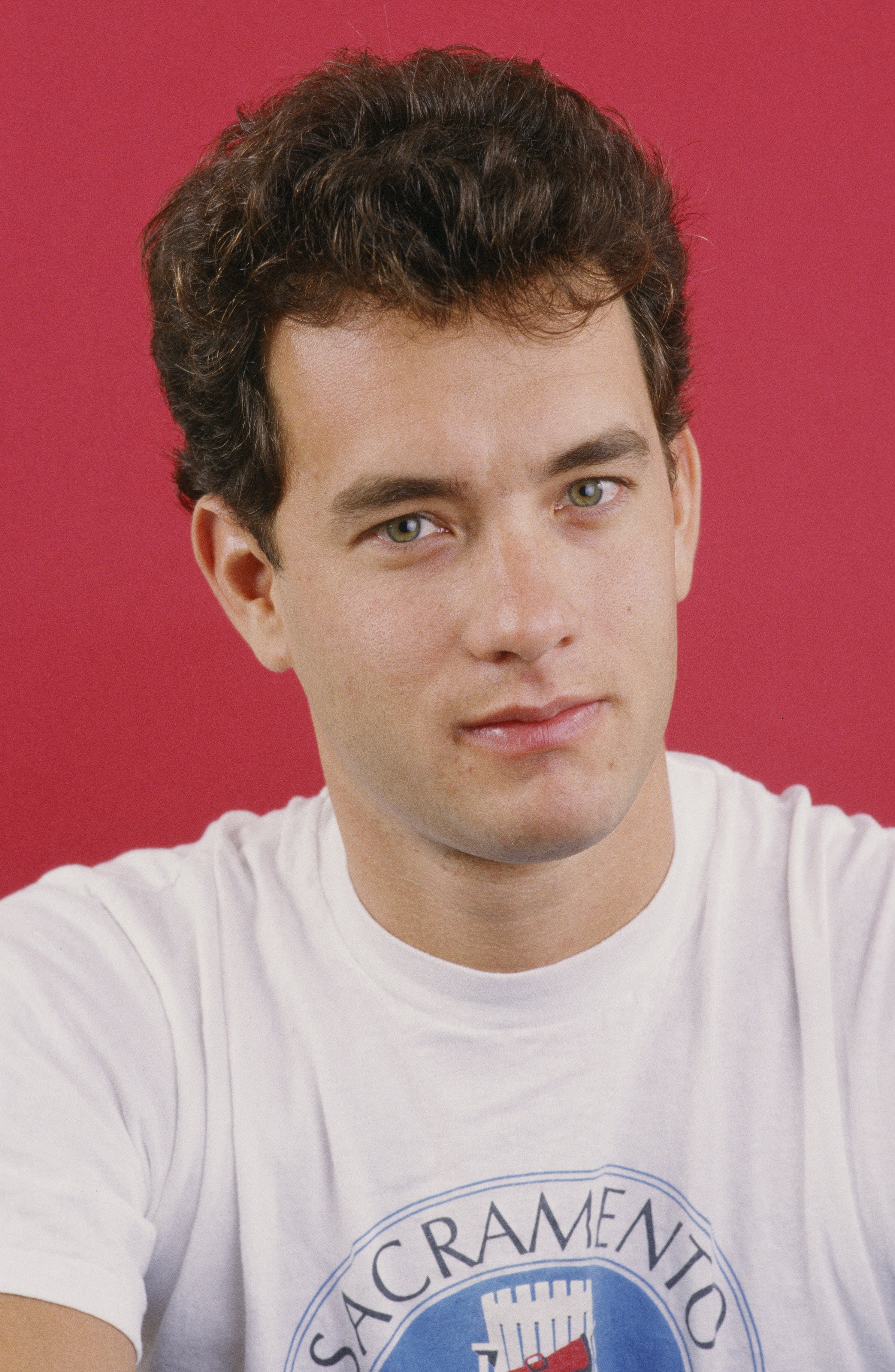 Tom Hanks posiert 1986 während einer Studio-Fotosession in West Hollywood, Kalifornien, um für seinen Film "The Money Pit" zu werben. | Quelle: Getty Images
