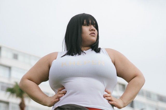 Woman wearing white tank top | Photo: Pexels