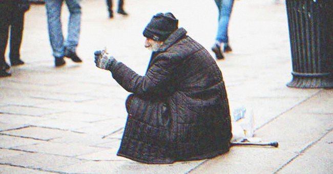 Anciano pidiendo dinero en la calle. | Foto: Shutterstock