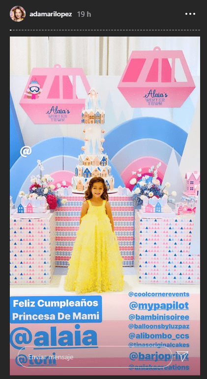 Alaïa posa junto a decoración en su fiesta de cumpleaños. | Foto captura: Instagram.com/stories/adamarilopez