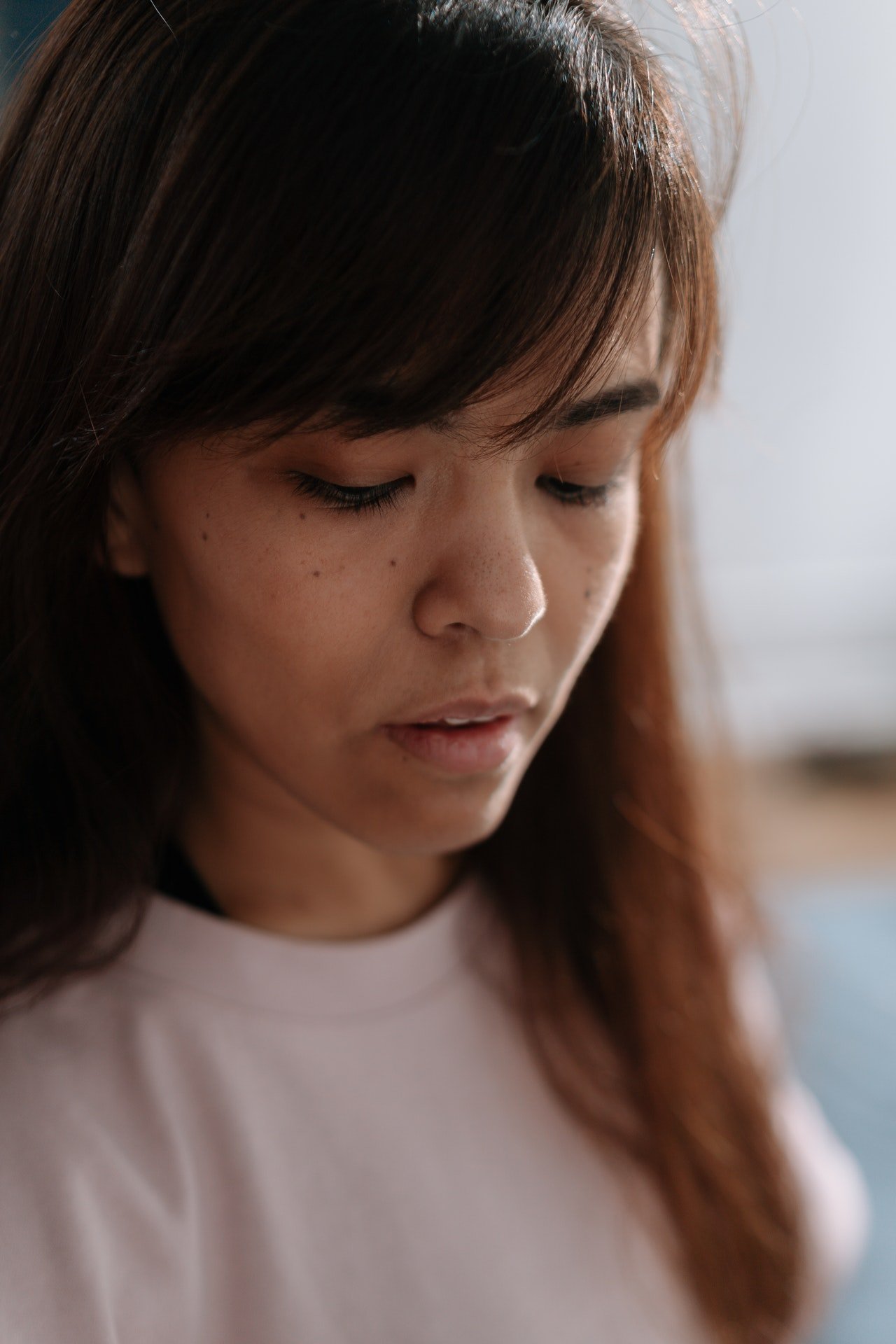 Una mujer joven que parece estar abrumada. | Foto: Pexels