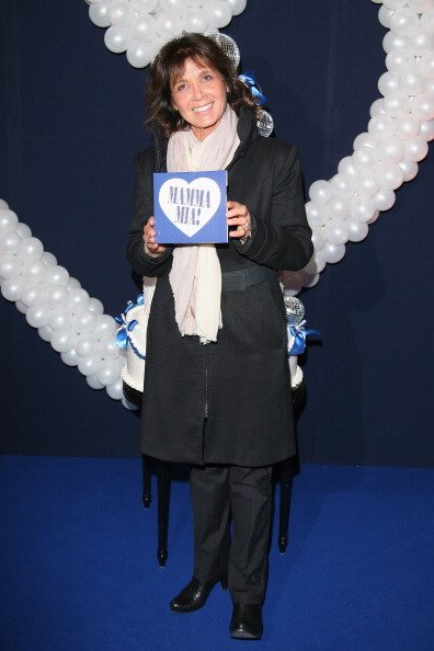 Stephanie Fugain assiste à la'Mamma Mia ! Première à Paris au Théâtre Mogador le 28 octobre 2010 à Paris, France. | Source : Getty Images