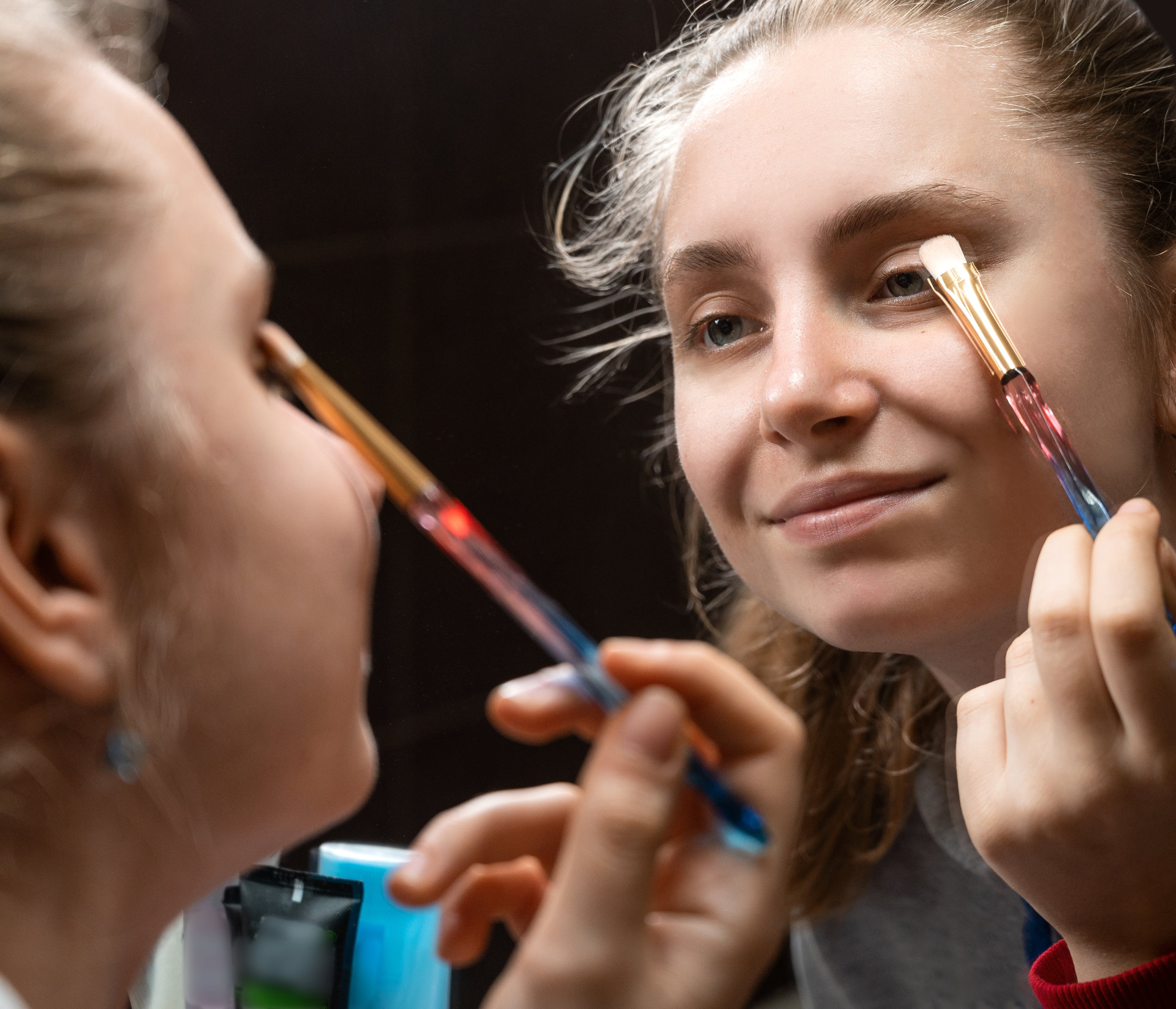 Une femme faisant du maquillage à la maison. | Photo : Shutterstock