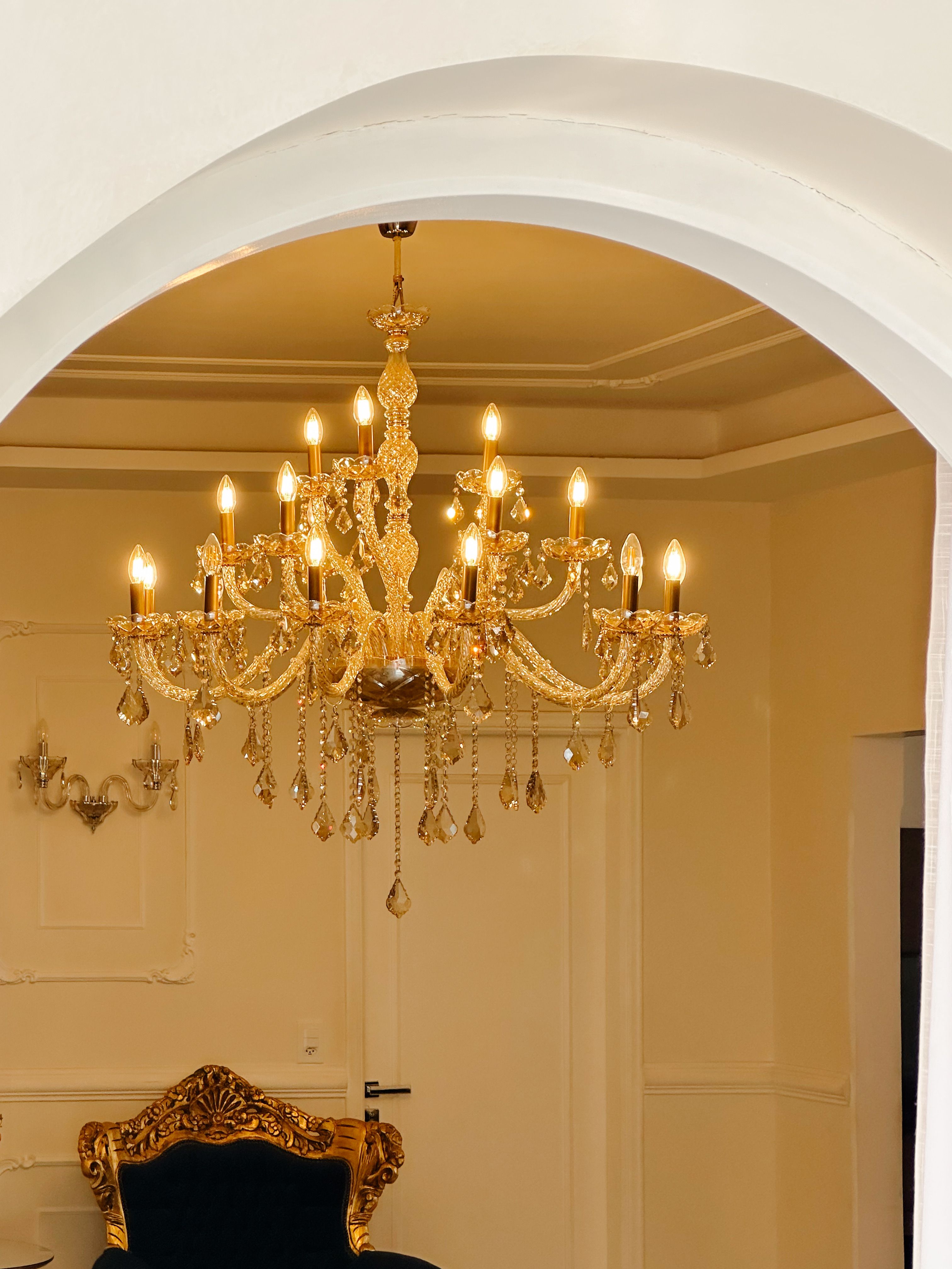 A chandelier hanging by an entryway | Source: Pexels