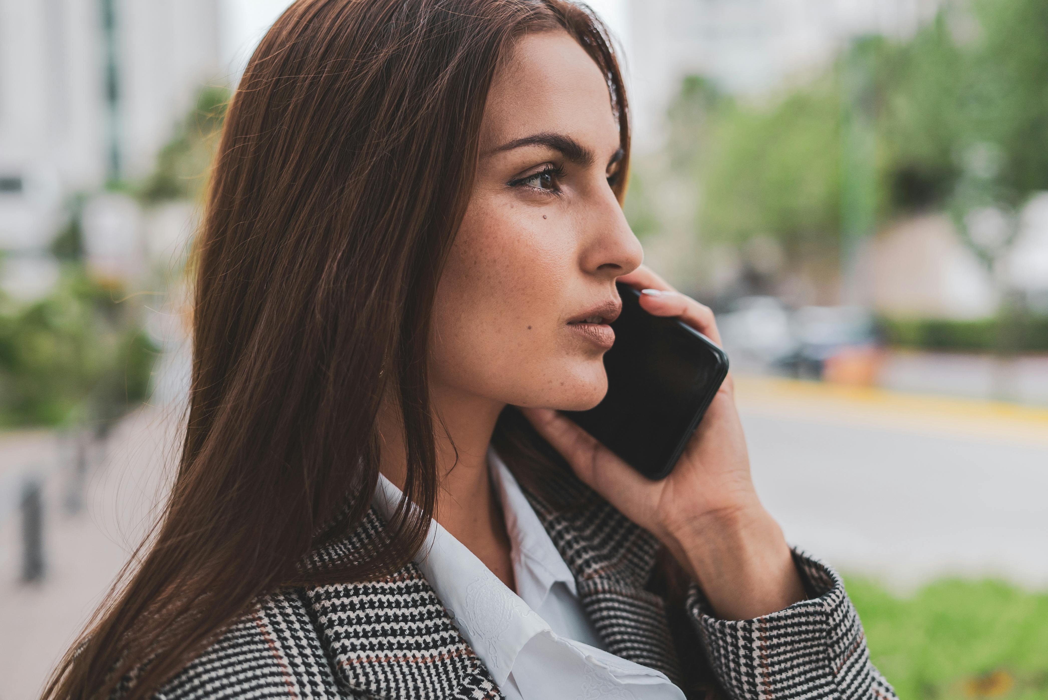 A young woman on phone | Source: Pexels
