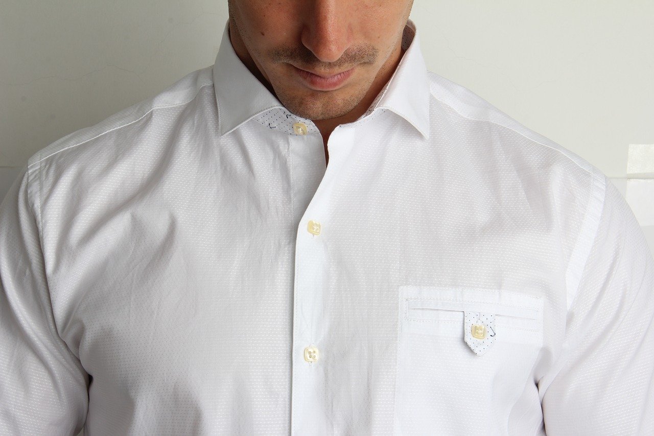 Un homme avec un chemise blanc. | Photo : Pixabay Un homme avec un chemise blanc. | Photo : Pixabay