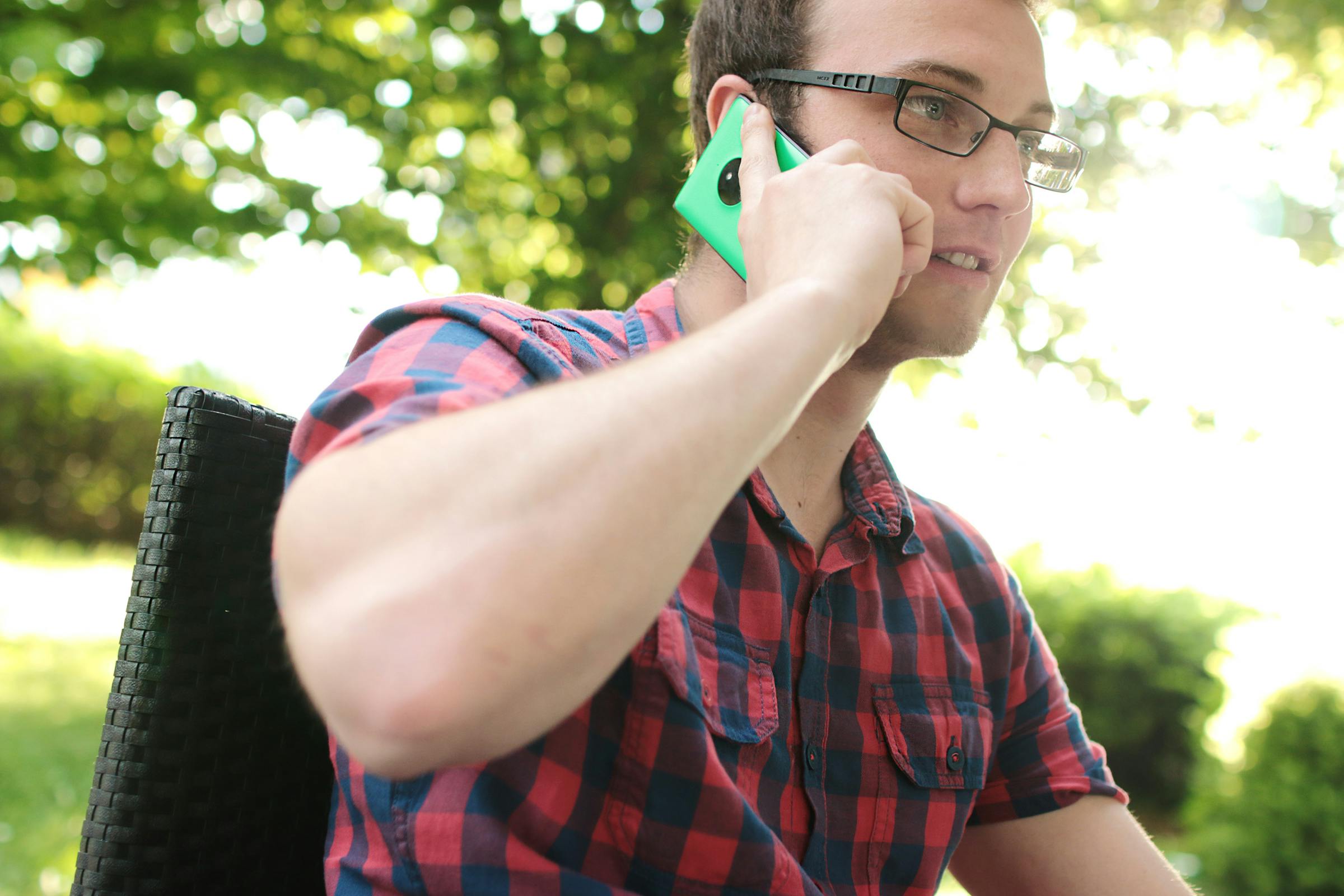 A man with a phone in his ear | Source: Pexels