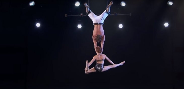 Deux partenaires entrain de sauter. | Source : Youtube/America's Got Talent