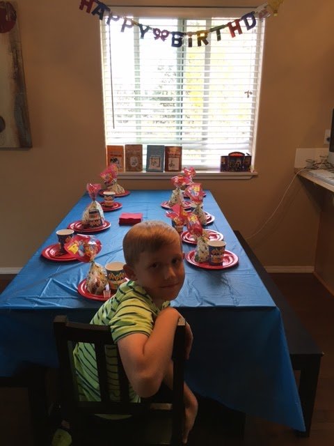 Mahlon sitzt allein auf seiner Geburtstagsfeier | Quelle: Kristen Layne/Life on Peanut Layne