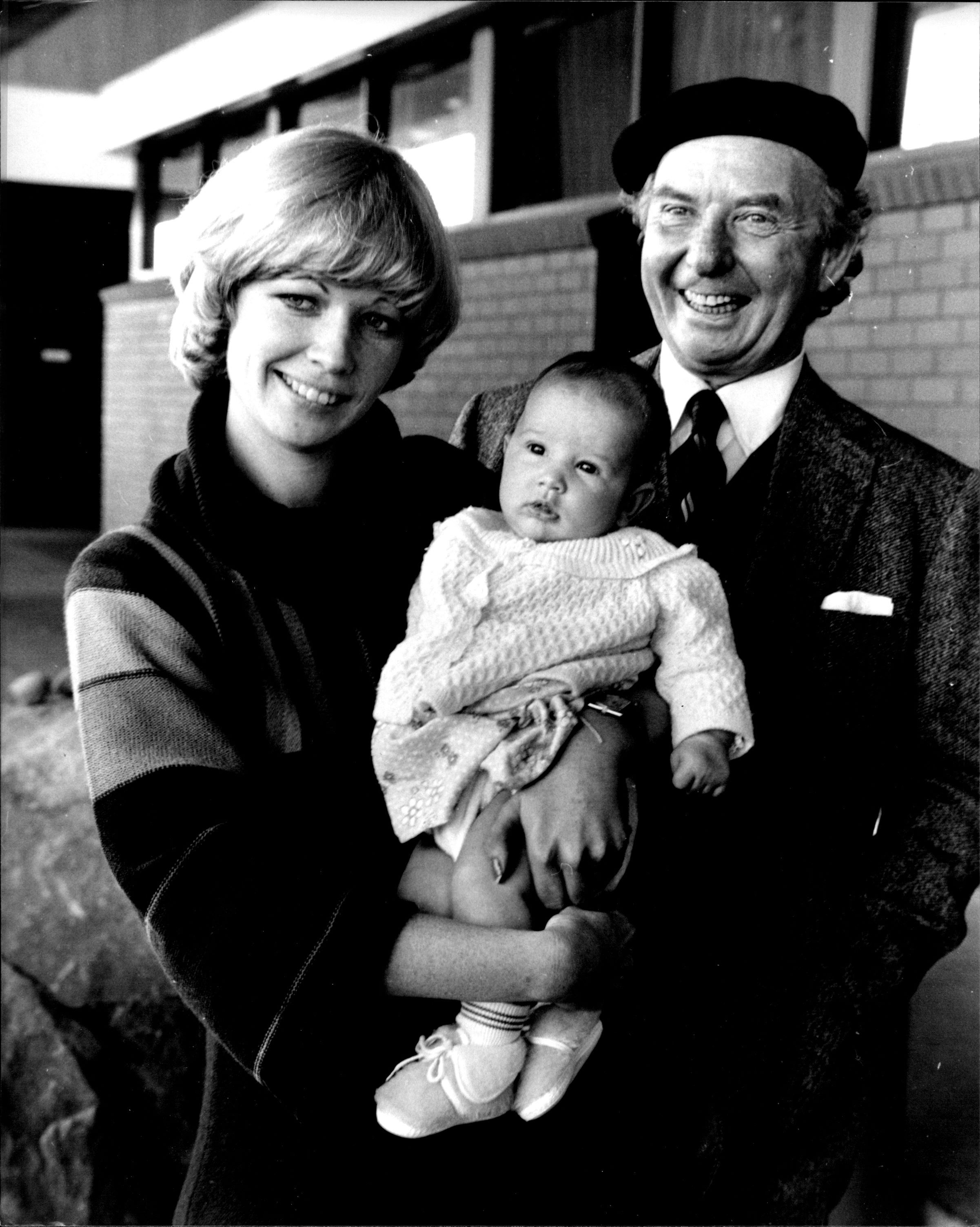 Kim Gibb, the wife of rock star Andy Gibb, returned to Sydney with her barrister, Laurence Gruzman. She is pictured with her 3 month old baby, Peta, who was waiting at the airport with her mother. April 22, 1978. | Source: Getty Images